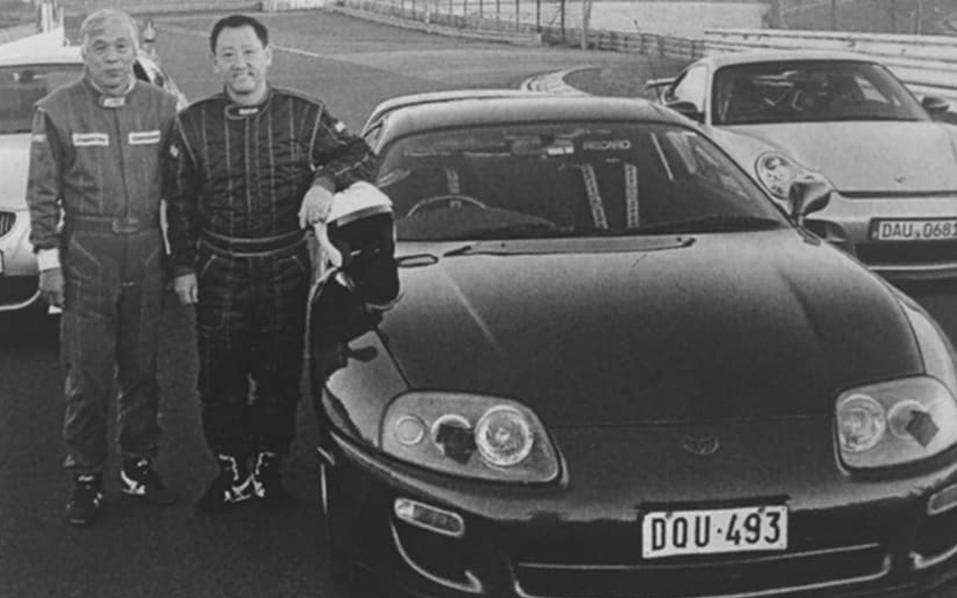 中古の80スープラで運転特訓を積んでいたモリゾウ（右）と成瀬弘氏（左）
