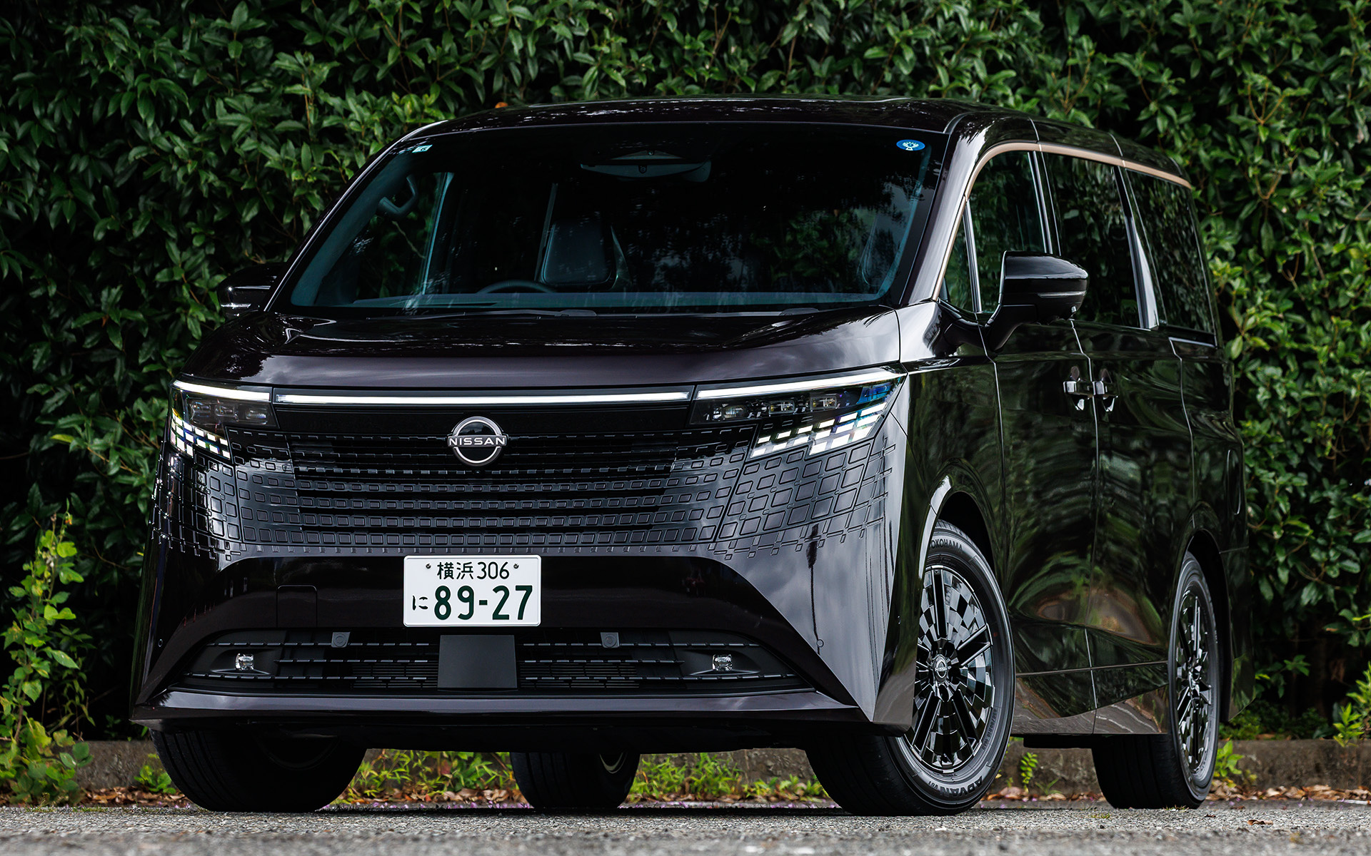 今回試乗したのは16年ぶりのフルモデルチェンジとなった新型「エルグランド」。”威風堂々”とした外観、上質で先進的な空間とともに乗り心地のよさ、運転の楽しさについてもレベルアップさせた意欲作になる。新型エルグランドは大きく「X e-4ORCE」（689万7000円）と「G e-4ORCE」（757万9000円）の2グレード展開となり、試乗車は後者
