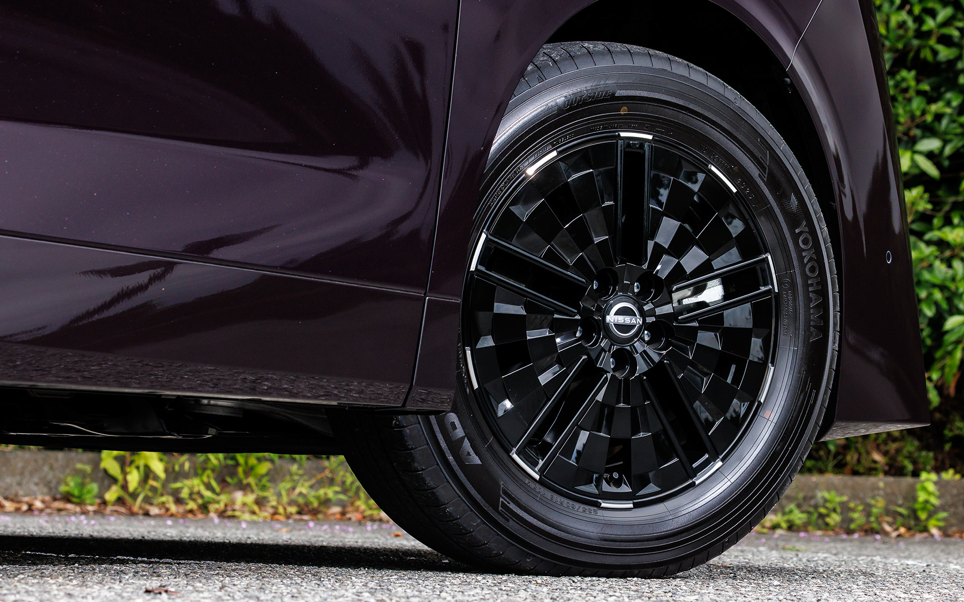 足下は18インチアルミホイールに横浜ゴム「ADVAN V61」（235/60R18）を組み合わせ、Gグレードのみ装着できるプロパイロット2.0を選択するとルーフアンテナが2つになる。なお、新型エルグランドでは「プロパイロット」「プロパイロット（ナビリンク機能、渋滞時ハンズオフモード、車線変更支援機能付）」「プロパイロット 2.0」の3パターンが用意され、Xではプロパイロットが標準装備でハンズオフモード付きプロパイロットをオプション設定。Gではハンズオフモード付きプロパイロットが標準でプロパイロット 2.0がオプション設定となる
