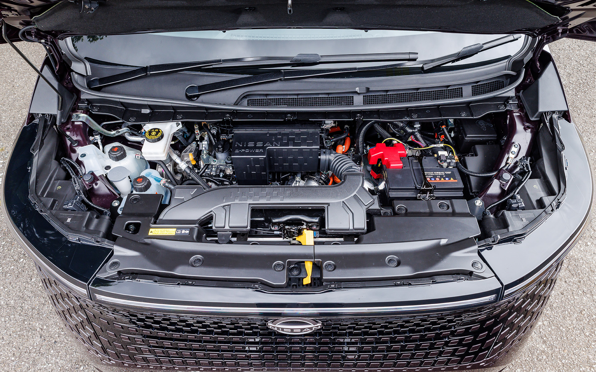パワートレーンで採用された第3世代e-POWERは、専用設計により効率を高めた新型ZR15DDTeエンジンをはじめ、モーター・発電機・インバーター・減速機・増速機の5つの主要部品を1つにまとめた「5-in-1 e-POWERパワートレインユニット」で構成。フロントのYM52モーターは最高出力151kW（205PS）/4400-8500rpm、最大トルク330Nm（33.7kgfm）/0-4300rpmを、リアモーターのMM45は最高出力100kW（136PS）/5500-10900rpm、最大トルク195Nm（19.9kgfm）/0-3000rpmを発生。WLTCモード燃費は16.8km/Lとした