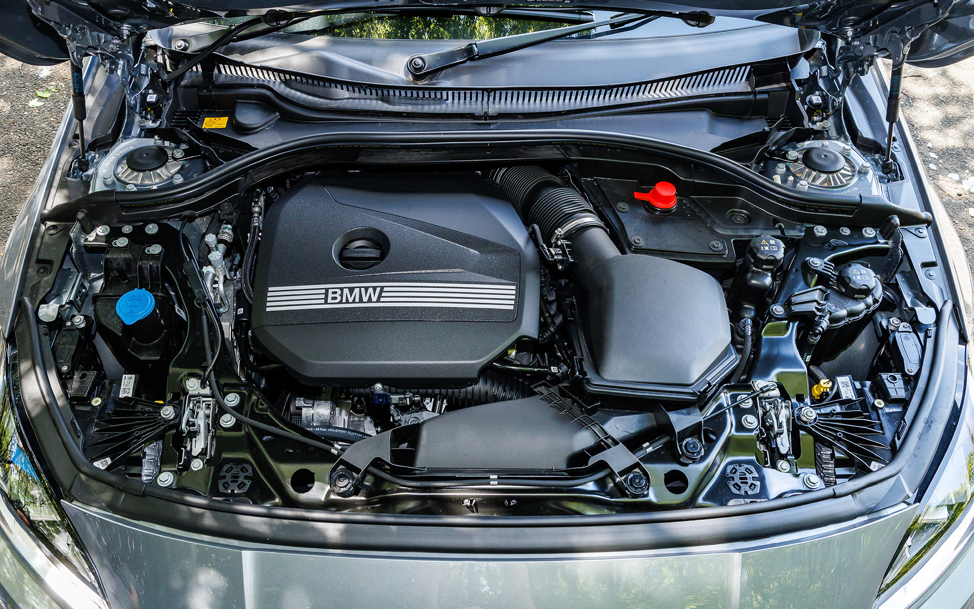 120 オリジナルが搭載する直列3気筒DOHC 1.5リッターエンジンは最高出力115kW（156PS）/5000rpm、最大トルク240Nm/1500-4400rpmを発生。これに最高出力15kW（20PS）/5500rpm、最大トルク55Nm/0-2000rpmを発生する電気モーターを組み合わせる
