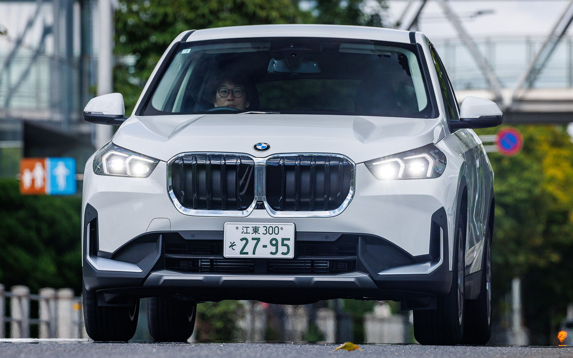 「X1 sDrive20i M Sport」が225/55R18サイズなのに対し、「X1 sDrive20i オリジナル」は205/65R17サイズのタイヤを採用