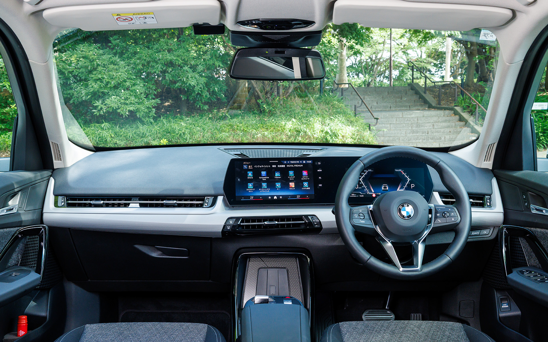 「X1 sDrive20i オリジナル」のインテリアはクオーツ・シルバー・マット・トリムを採用。電動シート（フロント 運転席メモリー機能付き）、シート・ヒーティング、スライディング・リア・シートなどが省かれた主な装備