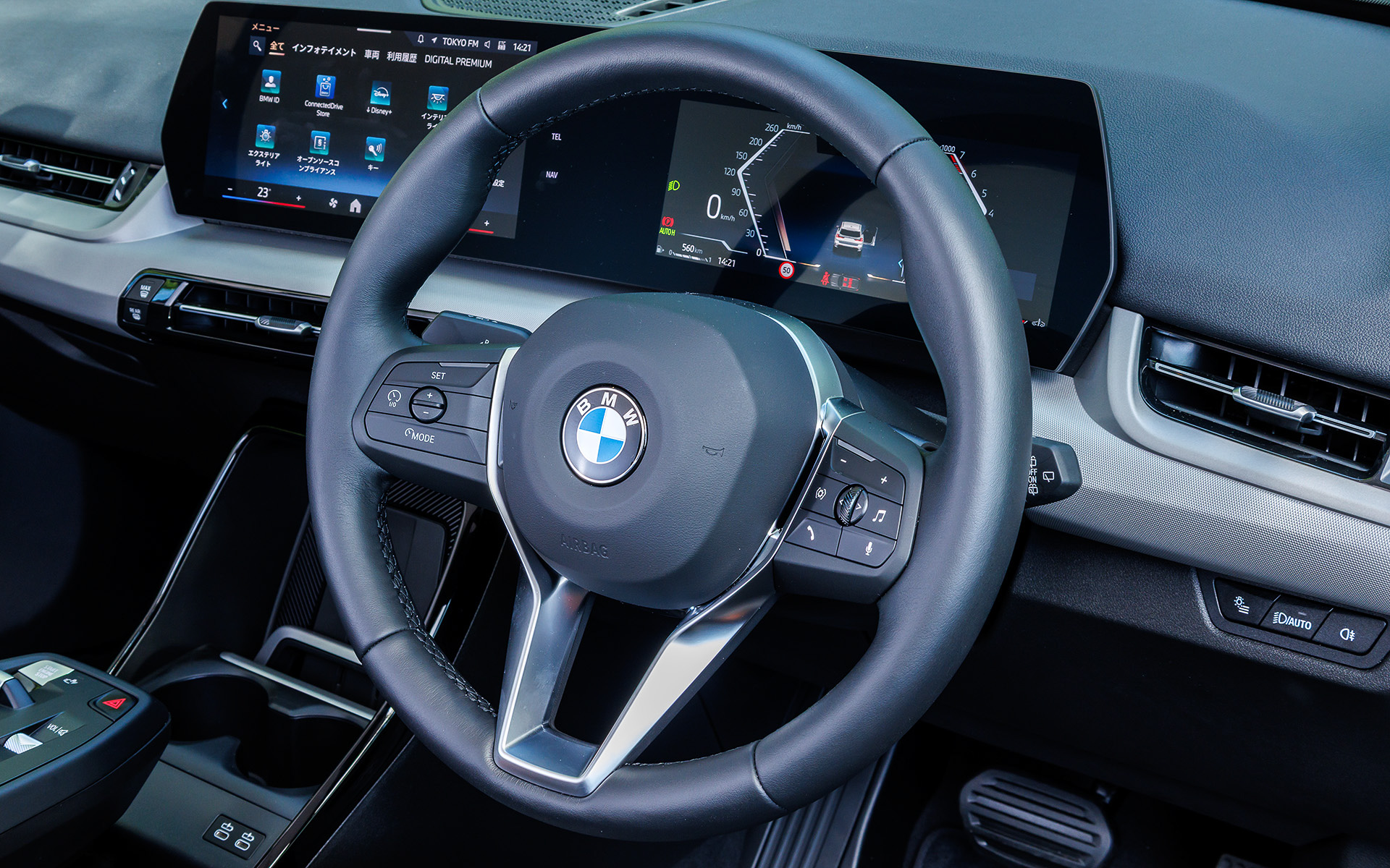 「X1 sDrive20i オリジナル」のインテリアはクオーツ・シルバー・マット・トリムを採用。電動シート（フロント 運転席メモリー機能付き）、シート・ヒーティング、スライディング・リア・シートなどが省かれた主な装備