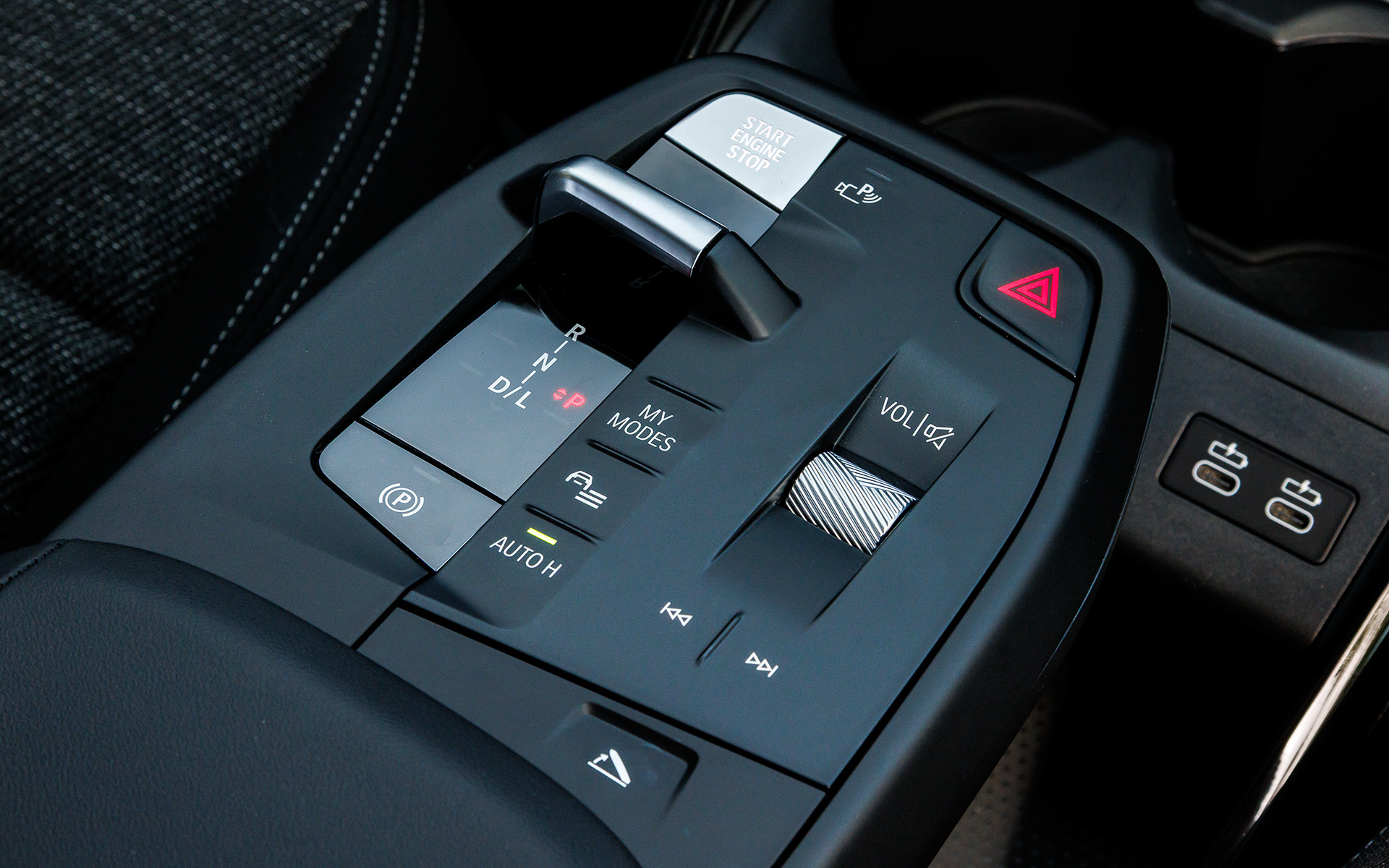「X1 sDrive20i オリジナル」のインテリアはクオーツ・シルバー・マット・トリムを採用。電動シート（フロント 運転席メモリー機能付き）、シート・ヒーティング、スライディング・リア・シートなどが省かれた主な装備