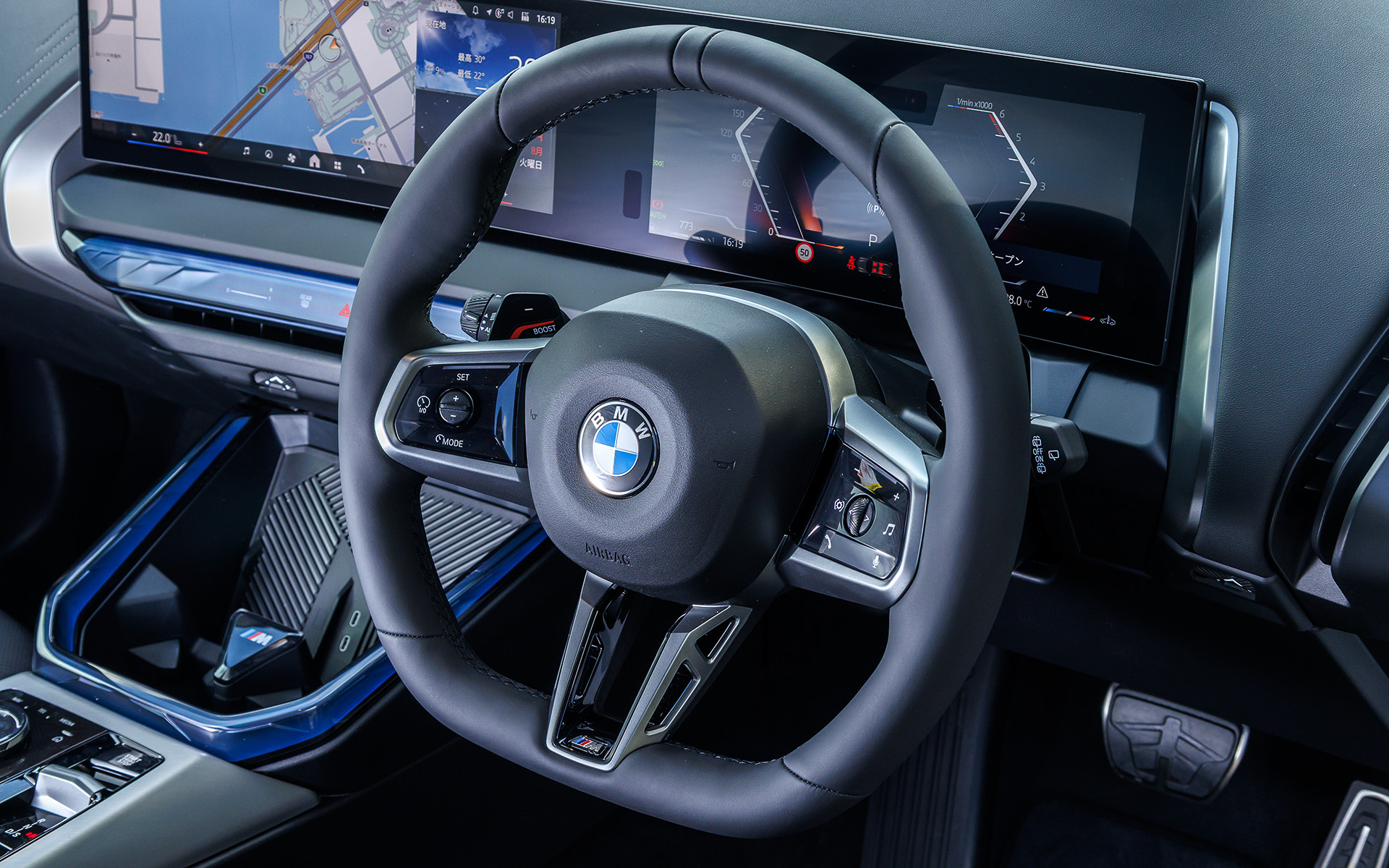 M Sportパッケージ（60万円）を装着したX3 20 xDrive オリジナルのインテリア。パッケージにはファインブラッシュ・アルミニウム・トリム、M スポーツ・ステアリング・ホイール、M アルカンタラ/ヴェガンザ・コンビネーション ブラック、M アンソラジット・ルーフ・ライニング、M スポーツ・サスペンション、サテン・アルミニウム・ライン、19インチ M ライト・アロイ・ホイール Yスポークなどが含まれる