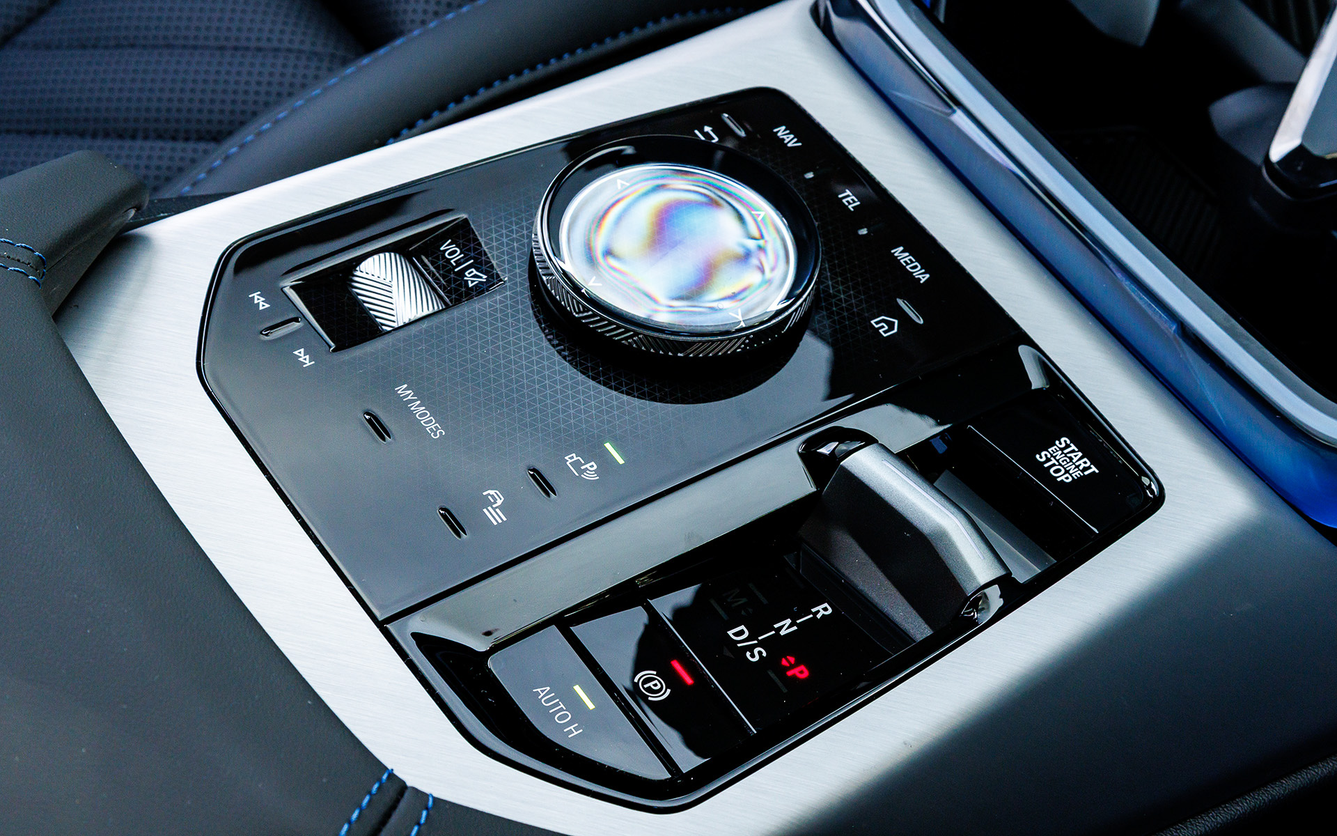 M Sportパッケージ（60万円）を装着したX3 20 xDrive オリジナルのインテリア。パッケージにはファインブラッシュ・アルミニウム・トリム、M スポーツ・ステアリング・ホイール、M アルカンタラ/ヴェガンザ・コンビネーション ブラック、M アンソラジット・ルーフ・ライニング、M スポーツ・サスペンション、サテン・アルミニウム・ライン、19インチ M ライト・アロイ・ホイール Yスポークなどが含まれる