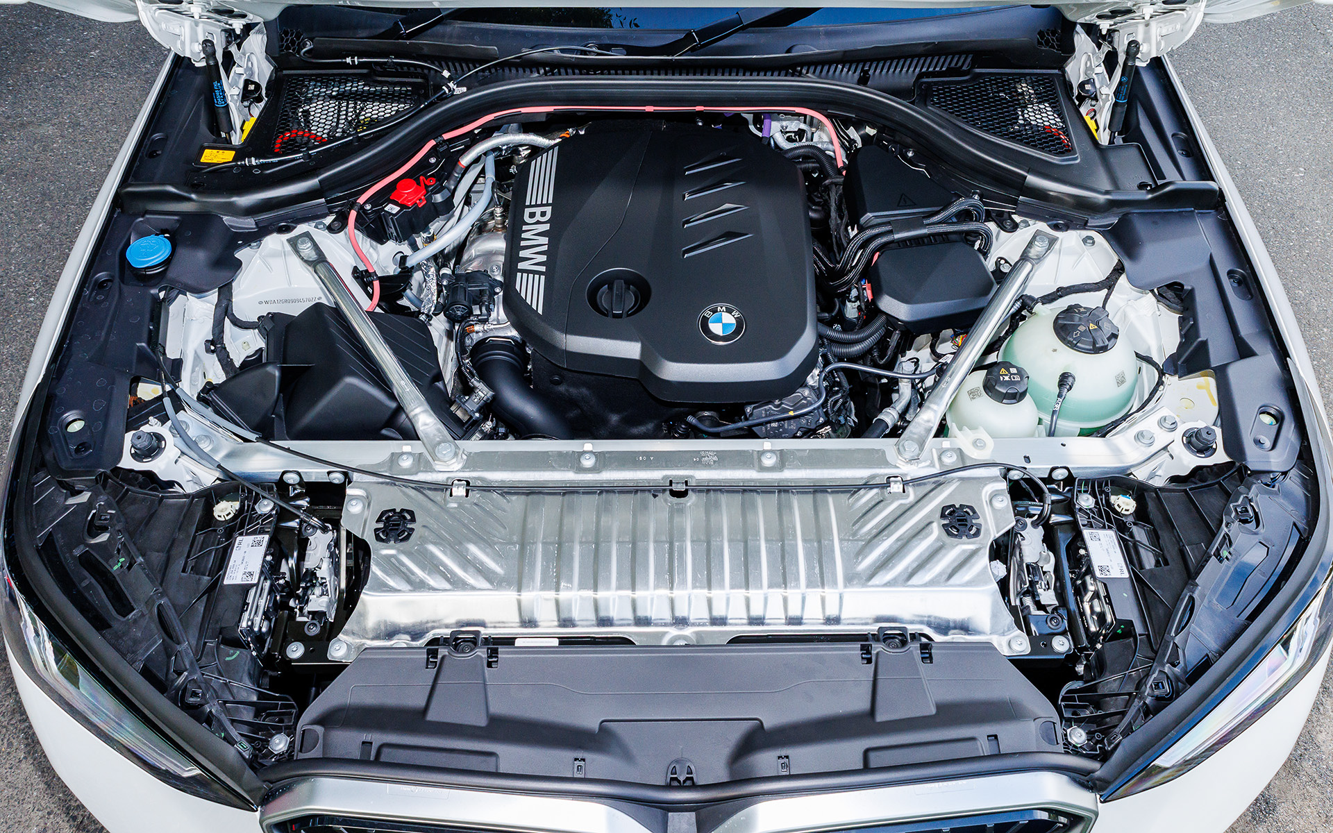 直列4気筒DOHC 2.0リッターガソリンエンジンは最高出力140kW（190PS）/5000rpm、最大トルク310Nm/1500-4000rpmを発生。これに最高出力8kW（11PS）/3000rpm、最大トルク25Nm/500rpmを発生する電気モーターを組み合わせる