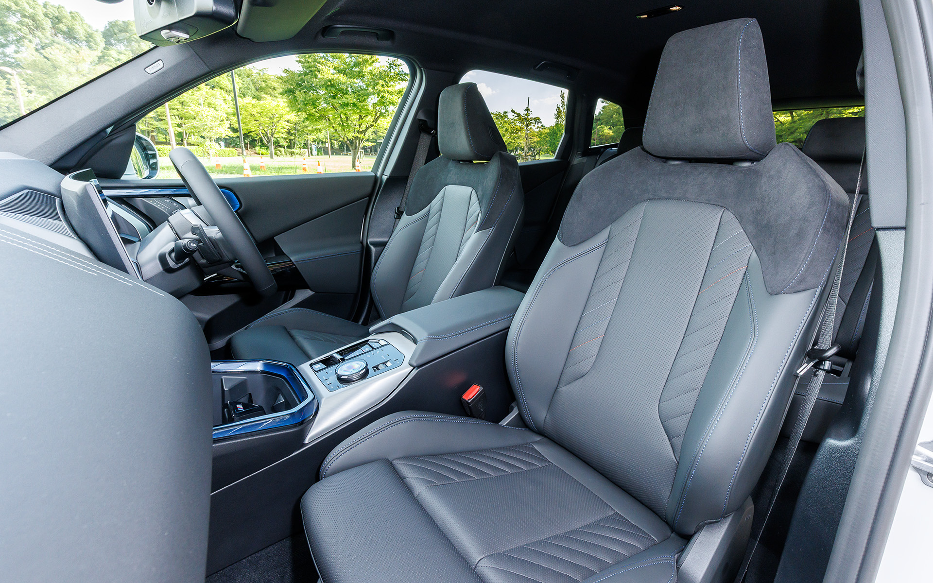 M Sportパッケージ（60万円）を装着したX3 20 xDrive オリジナルのインテリア。パッケージにはファインブラッシュ・アルミニウム・トリム、M スポーツ・ステアリング・ホイール、M アルカンタラ/ヴェガンザ・コンビネーション ブラック、M アンソラジット・ルーフ・ライニング、M スポーツ・サスペンション、サテン・アルミニウム・ライン、19インチ M ライト・アロイ・ホイール Yスポークなどが含まれる