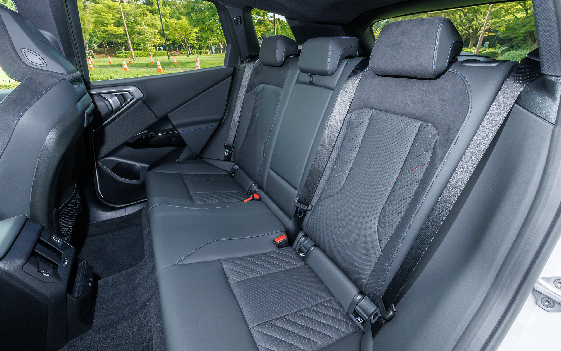 M Sportパッケージ（60万円）を装着したX3 20 xDrive オリジナルのインテリア。パッケージにはファインブラッシュ・アルミニウム・トリム、M スポーツ・ステアリング・ホイール、M アルカンタラ/ヴェガンザ・コンビネーション ブラック、M アンソラジット・ルーフ・ライニング、M スポーツ・サスペンション、サテン・アルミニウム・ライン、19インチ M ライト・アロイ・ホイール Yスポークなどが含まれる