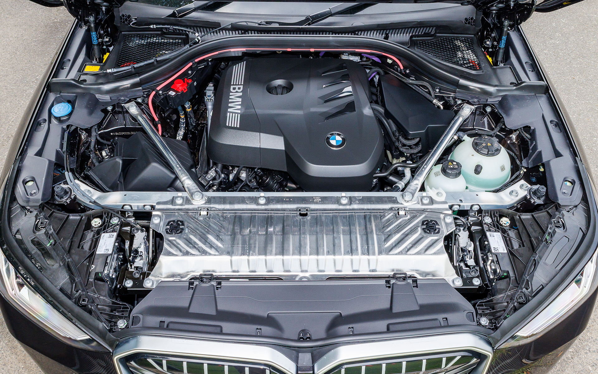 直列4気筒DOHC 2.0リッターディーゼルエンジンは最高出力145kW（197PS）/4000rpm、最大トルク400Nm/1500-2750rpmを発生。これにガソリン仕様と同じ電気モーターを組み合わせる