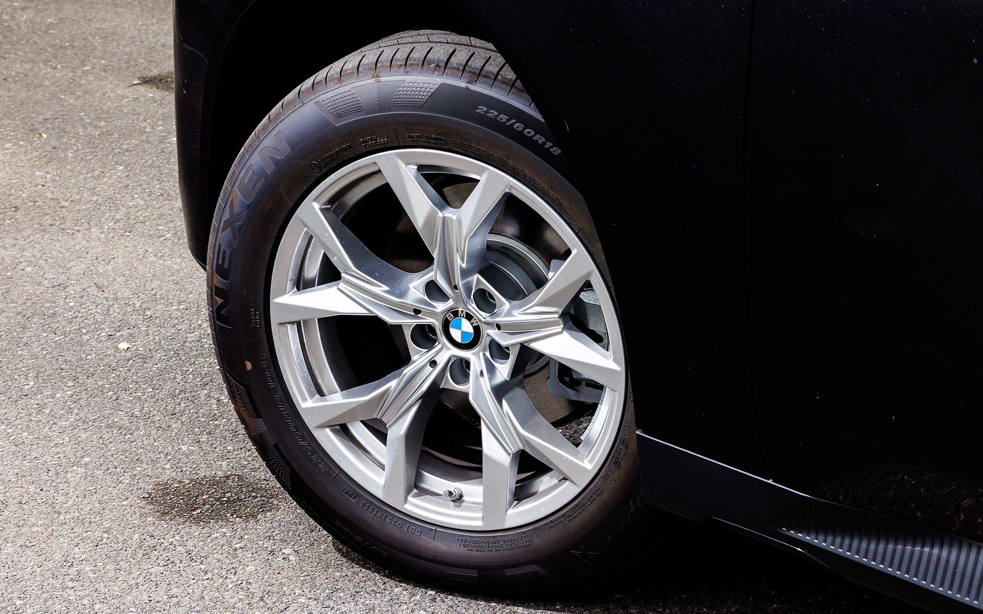 X3 20d xDrive オリジナルは標準サイズの225/60R18タイヤをセット