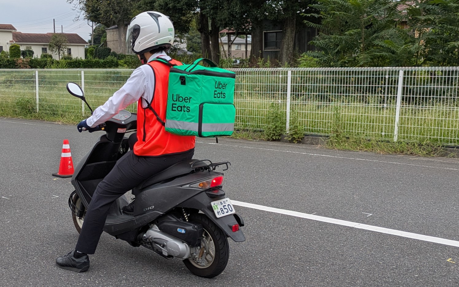 体験会では実際にUber Eatsのバッグも用意され、配達パートナーになりきって体験した