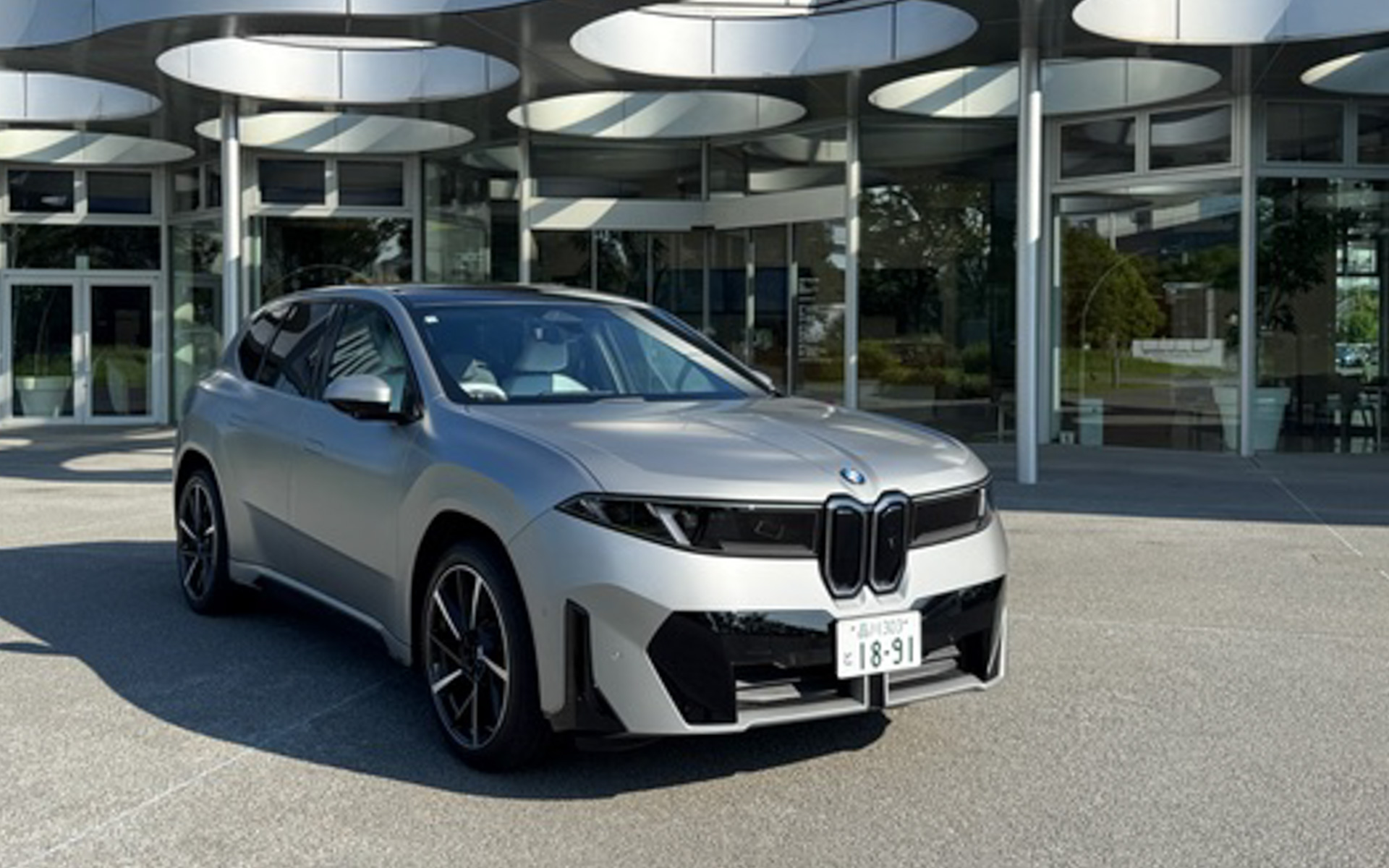 フロントにはBMWでお馴染みのキドニーグリルが縦型に置かれ、垂直配置のLEDヘッドライトなどで新世代フェイスとなっている、新型iX3