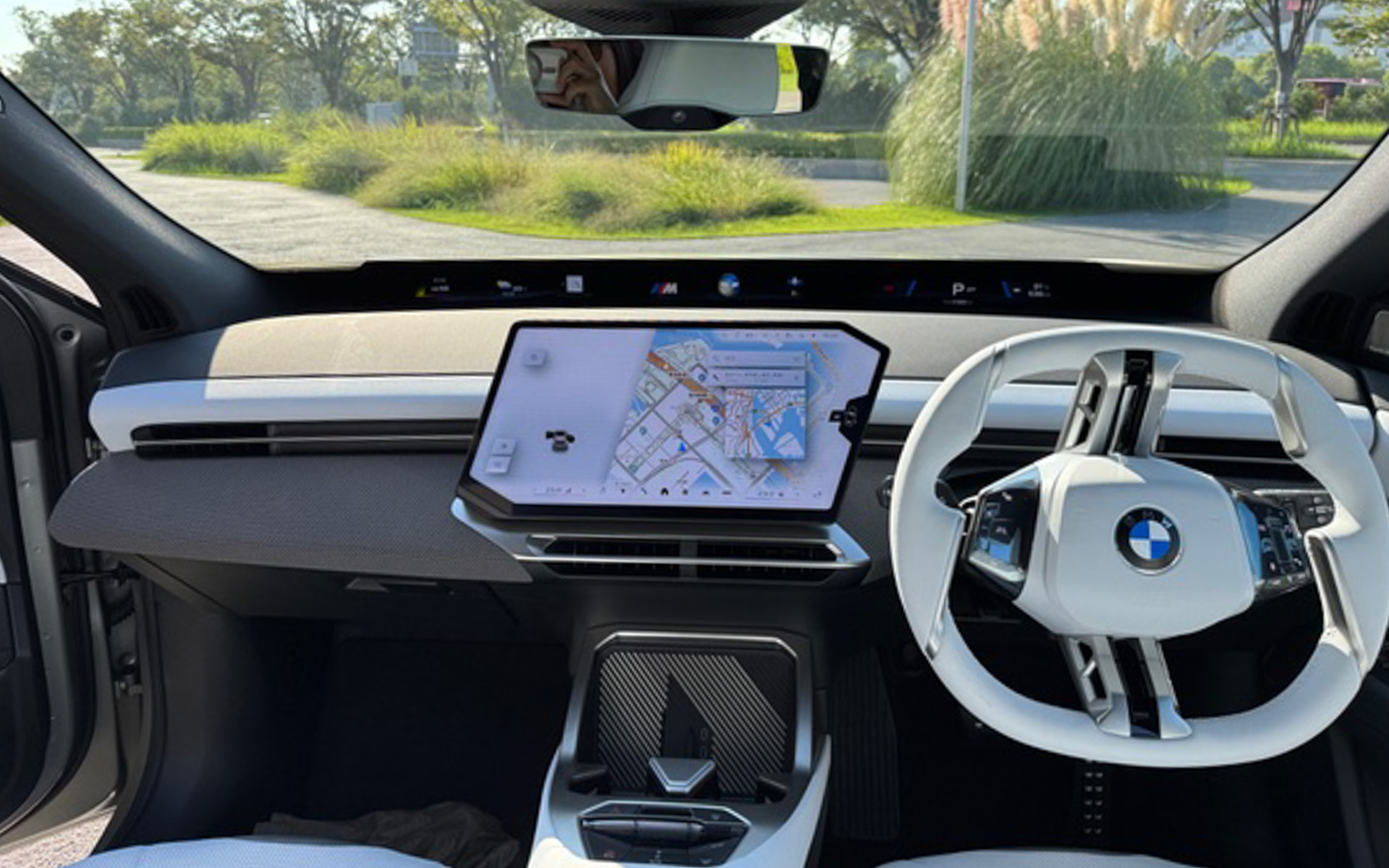 フロントガラスのほぼ端から端までが110cmに渡ってディスプレイとなっている、斬新な「BMWパノラミック・ビジョン」。センターディスプレイも面白い形で、ドライバー側に17.5度傾けられているそうです