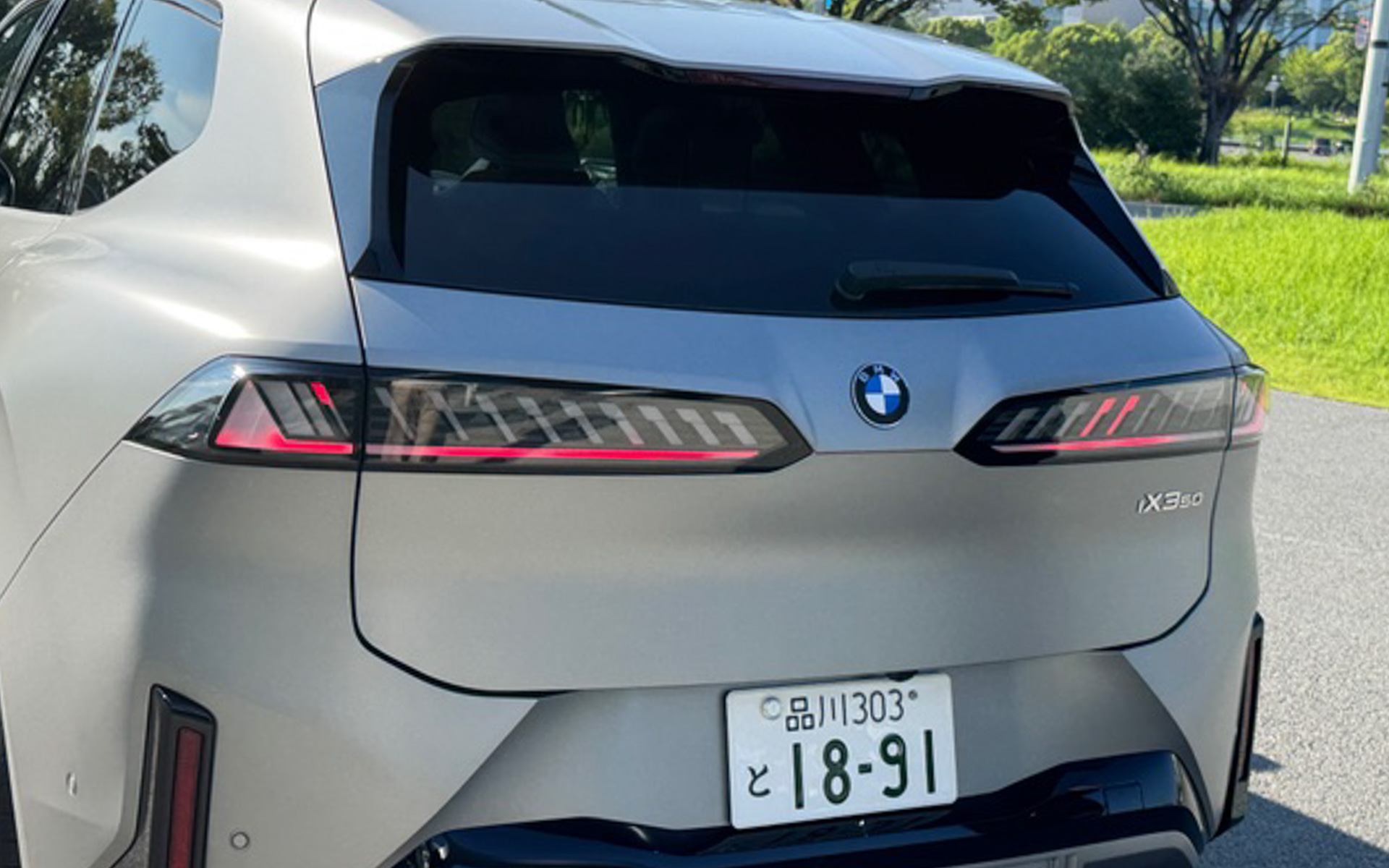 リアデザインも個性的。BMW伝統のL字型ライトを水平基調に再解釈したテールライトとなっています