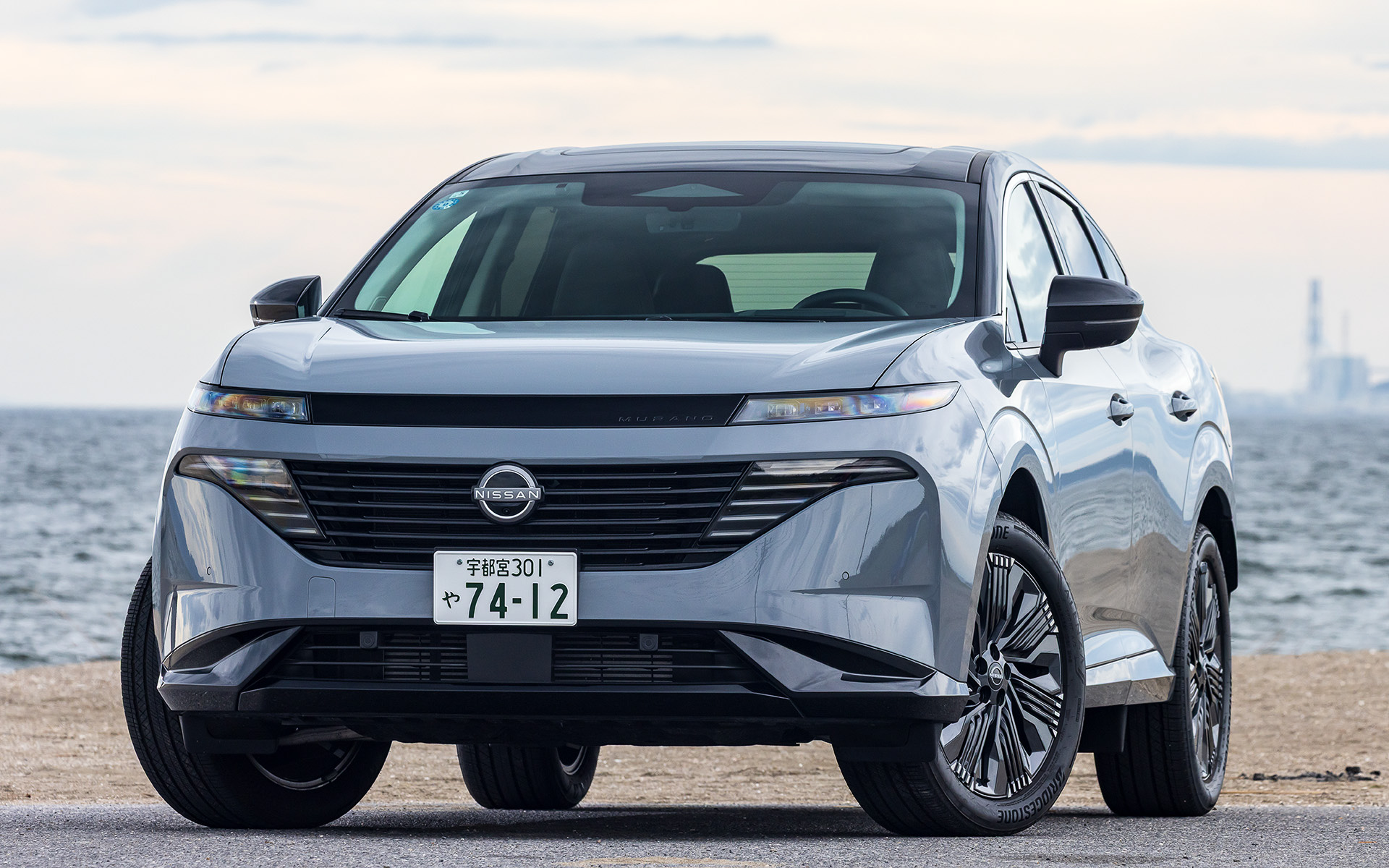 今回試乗したのは2026年6月に日本導入が発表された「ムラーノ」。ただし日本に入る「SV」グレード（796万4000円）ではなく、北米で展開される上位グレード「Platinum」になる。また、ボディカラーは「SV」グレードがモノトーンのみの展開なのに対し、試乗車は2トーン仕様（グレーパール/スーパーブラック）