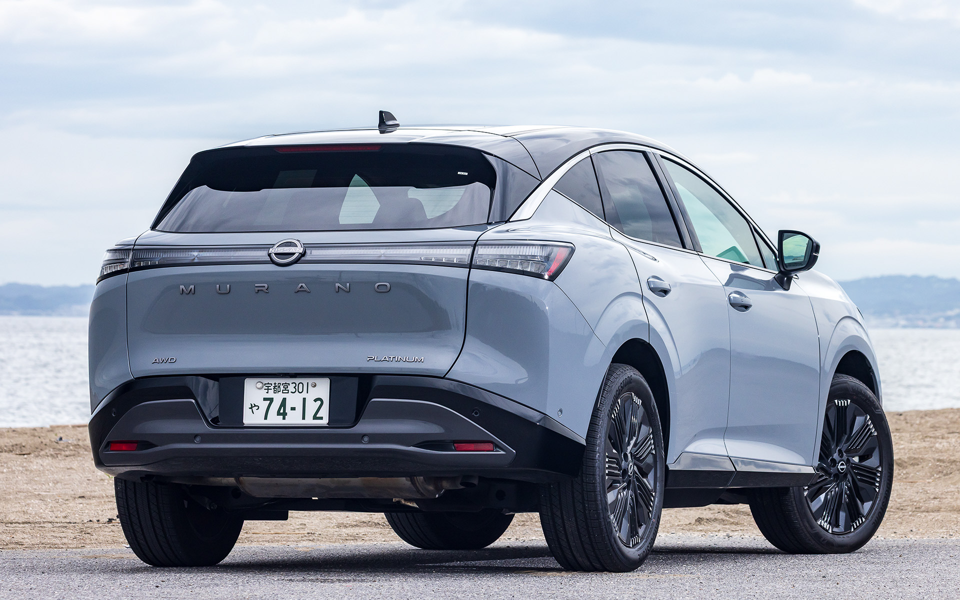 ボディサイズは4900×1980×1725mm（全長×全幅×全高）、ホイールベースは2825mm。車両重量は「SV」グレードが1945kgなのに対し、試乗車は2013kg