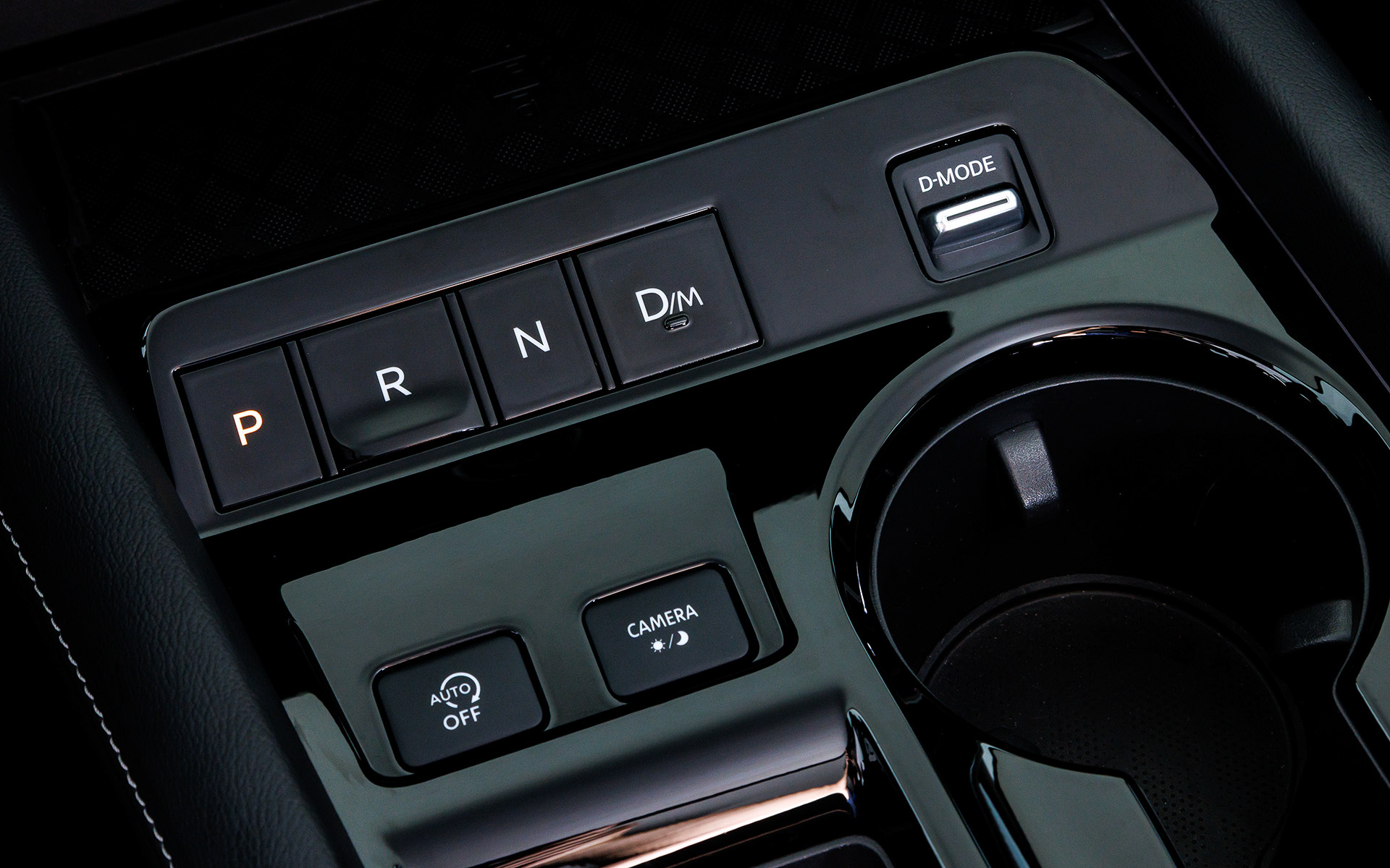木目調フィニッシャー（ハプティクススイッチ付）を用いるほか、最新の日産車らしくボタン式シフトを採用