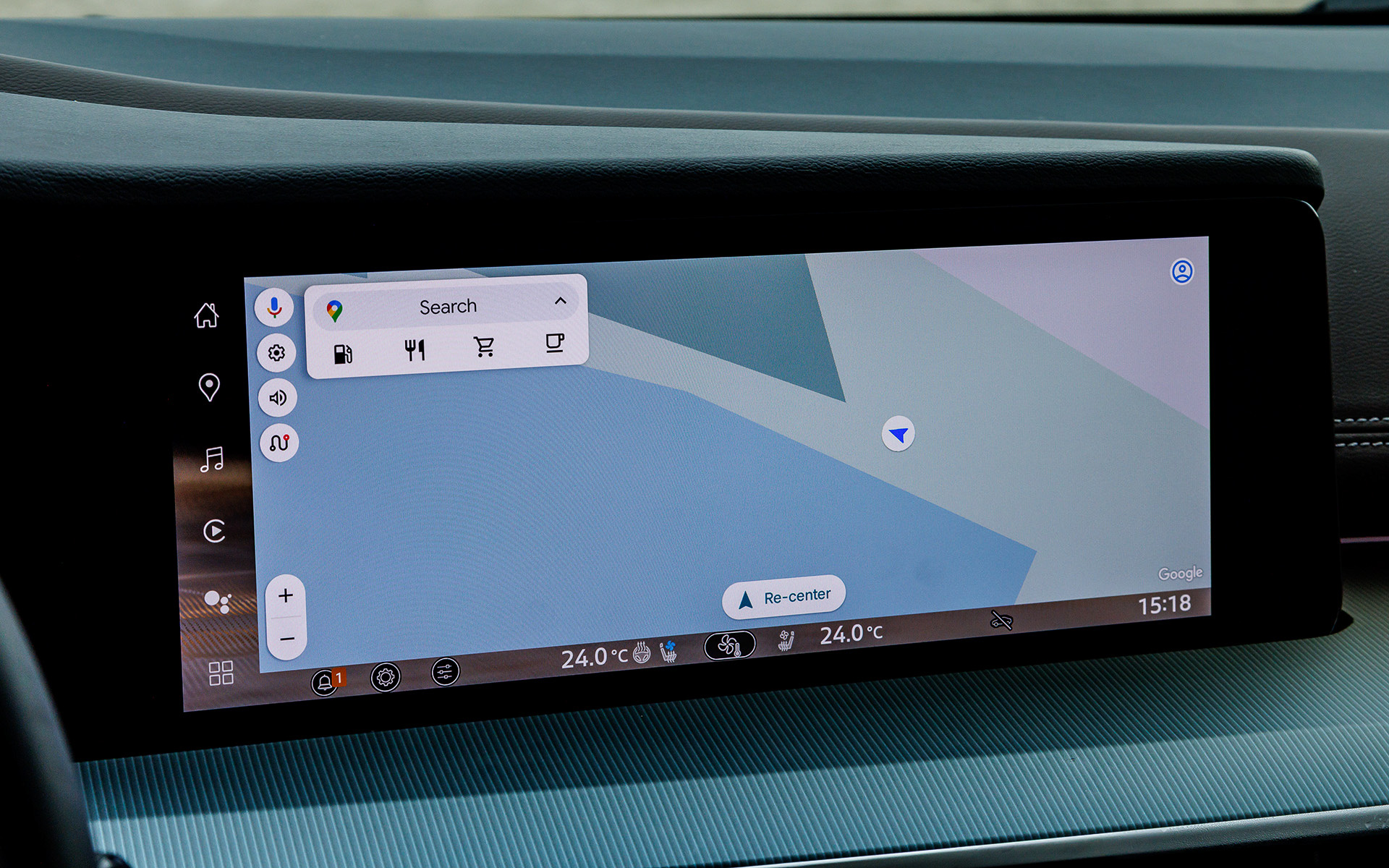 ディスプレイは12.3インチを2枚並べる仕様。画面は英語表記でカーナビ機能は備わらないものの、Apple CarPlay/Android Autoとの連携が可能