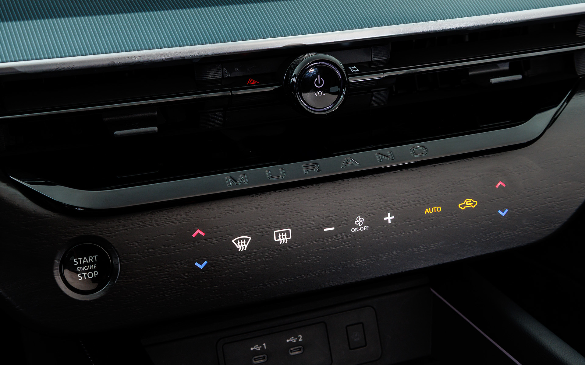 木目調フィニッシャー（ハプティクススイッチ付）を用いるほか、最新の日産車らしくボタン式シフトを採用