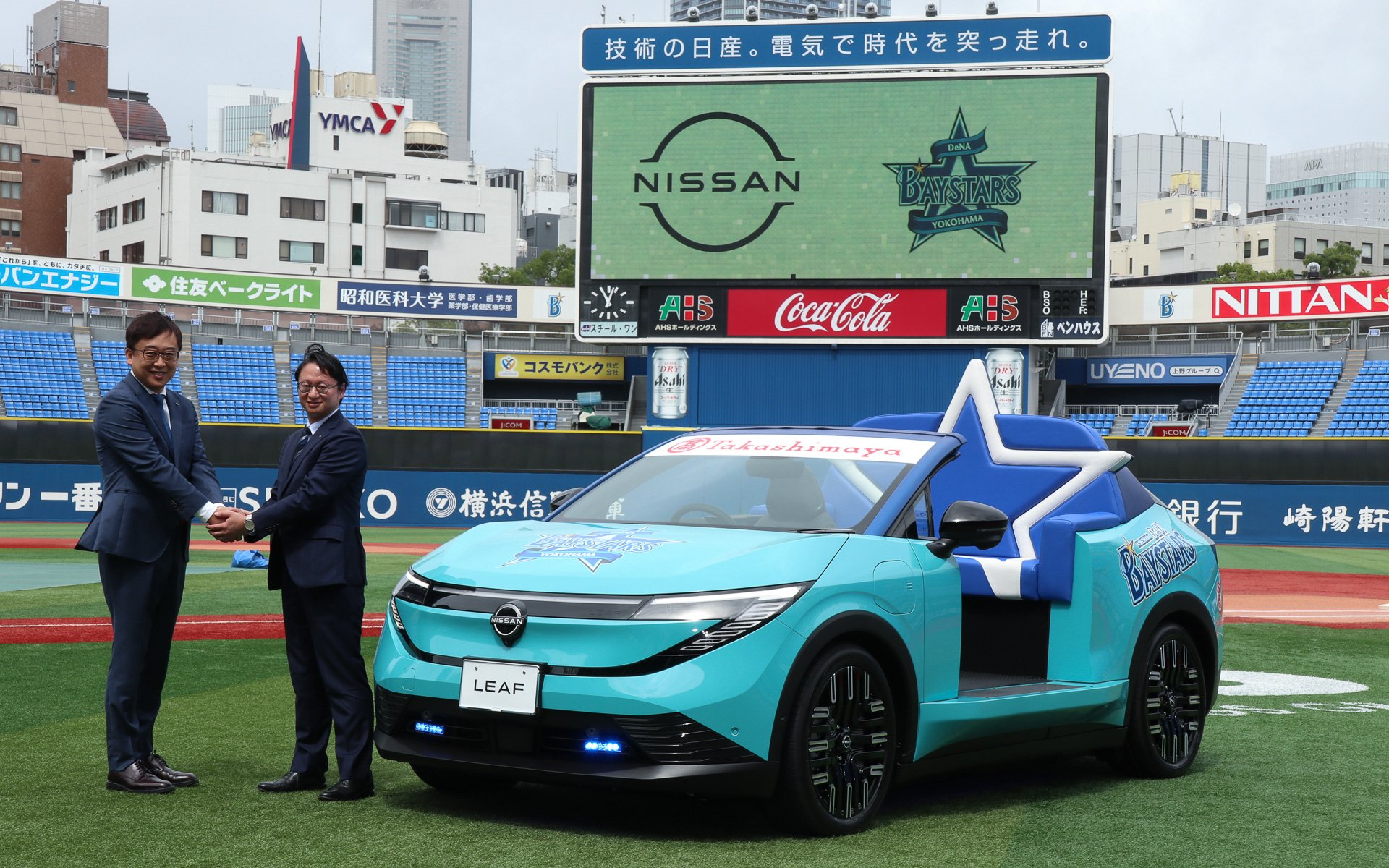 日産自動車株式会社 国内マーケティング＆セールス 執行職 杉本全氏（左）と株式会社横浜DeNAベイスターズ 代表取締役社長 木村洋太氏（右）が握手して結束を示した