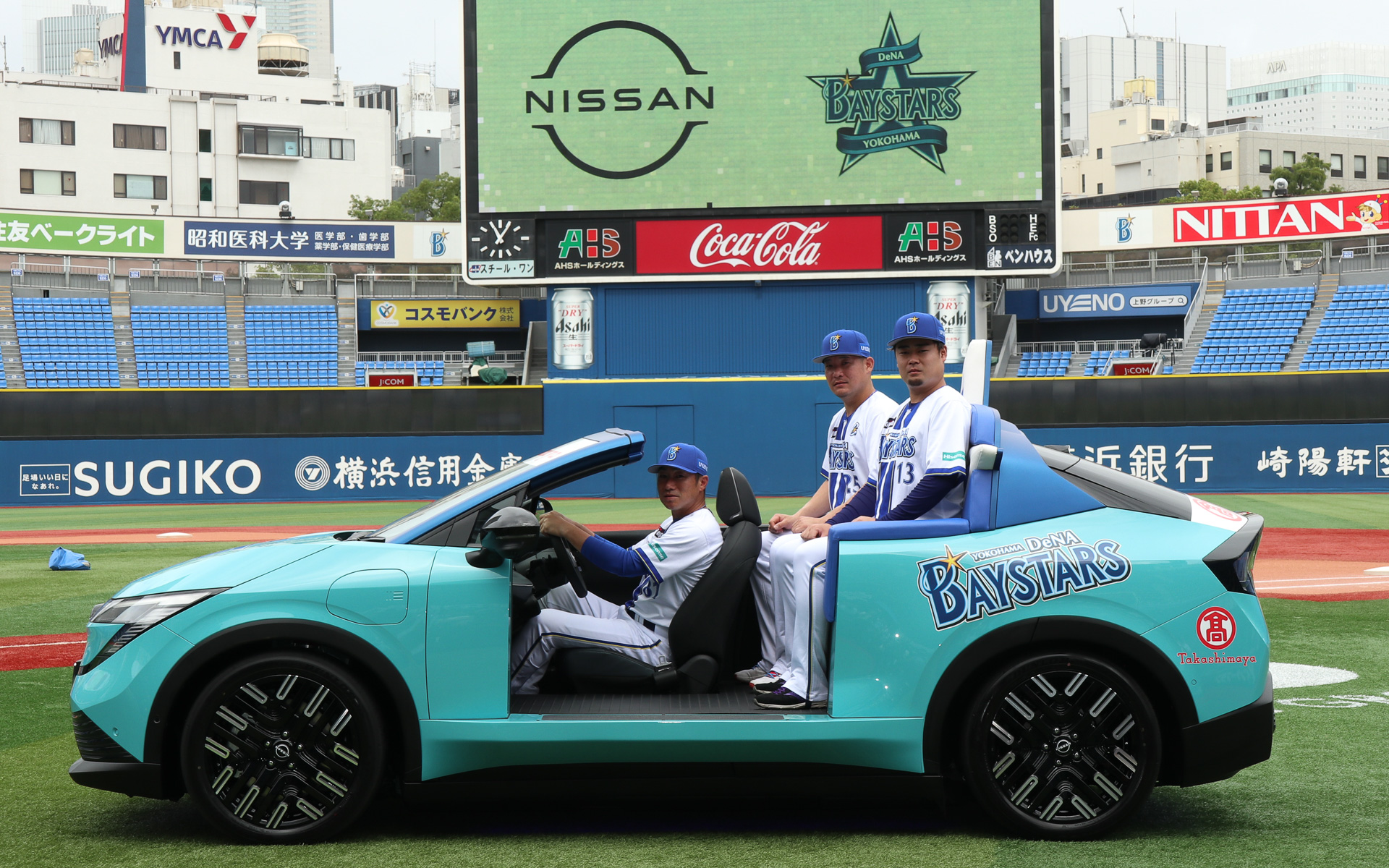横浜DeNAベイスターズの相川亮二監督、筒香嘉智選手、伊勢大夢選手の3人は乗車してのフォトセッションを行なった