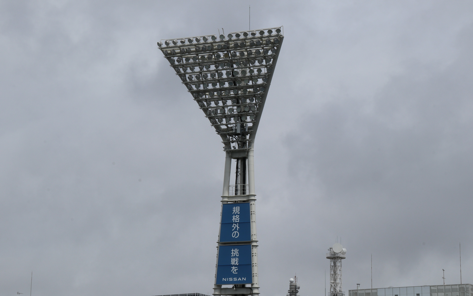 横浜スタジアムの各所には、2017年から続けられているスポンサーシップで日産の広告看板が掲示されている