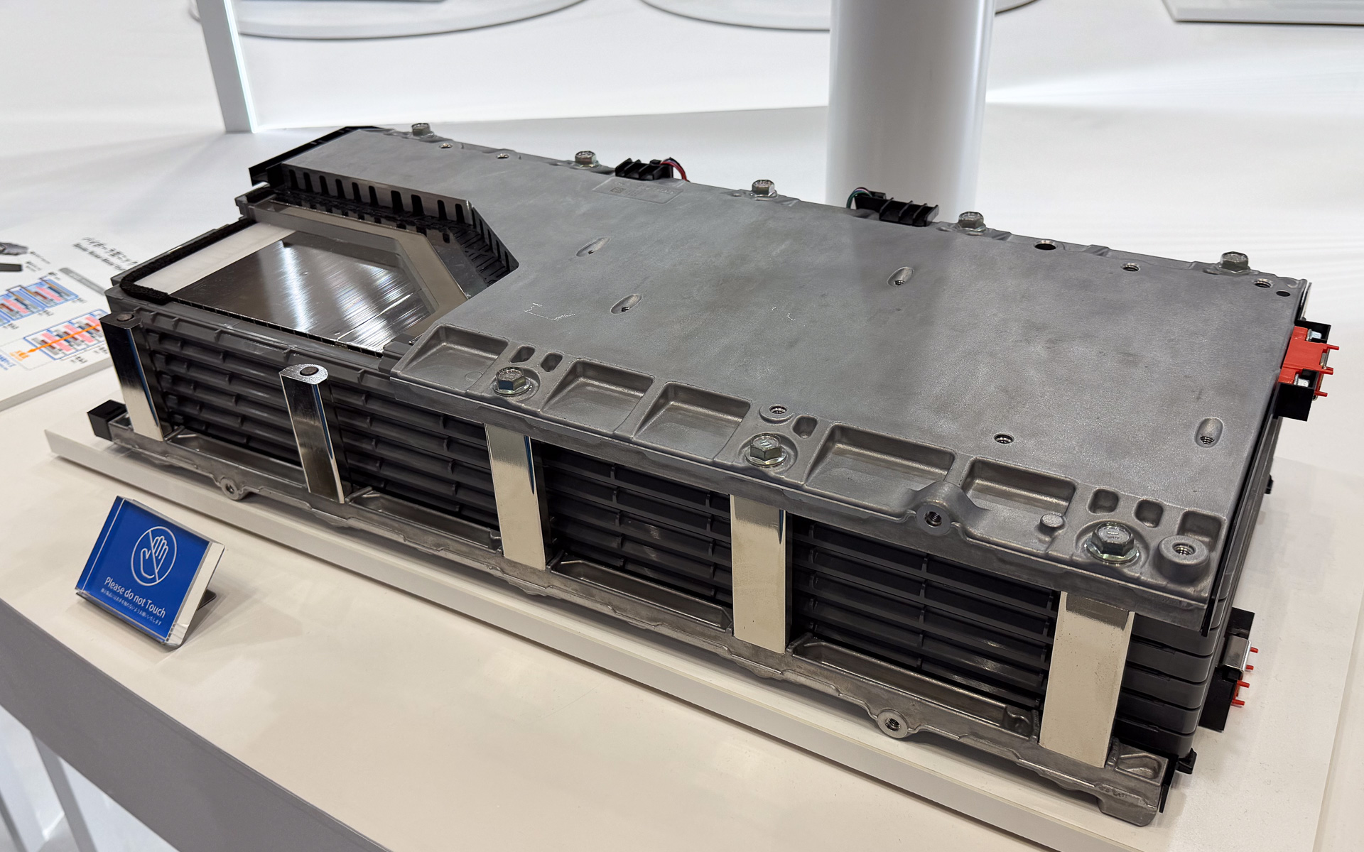 豊田自動織機製のバイポーラ型ニッケル水素バッテリ。一つのブレードが一つのモジュールとなり、24セルで構成されている。モジュール同士の接点が大面積で、大容量の入出力に対応するためハイブリッド車に向いている