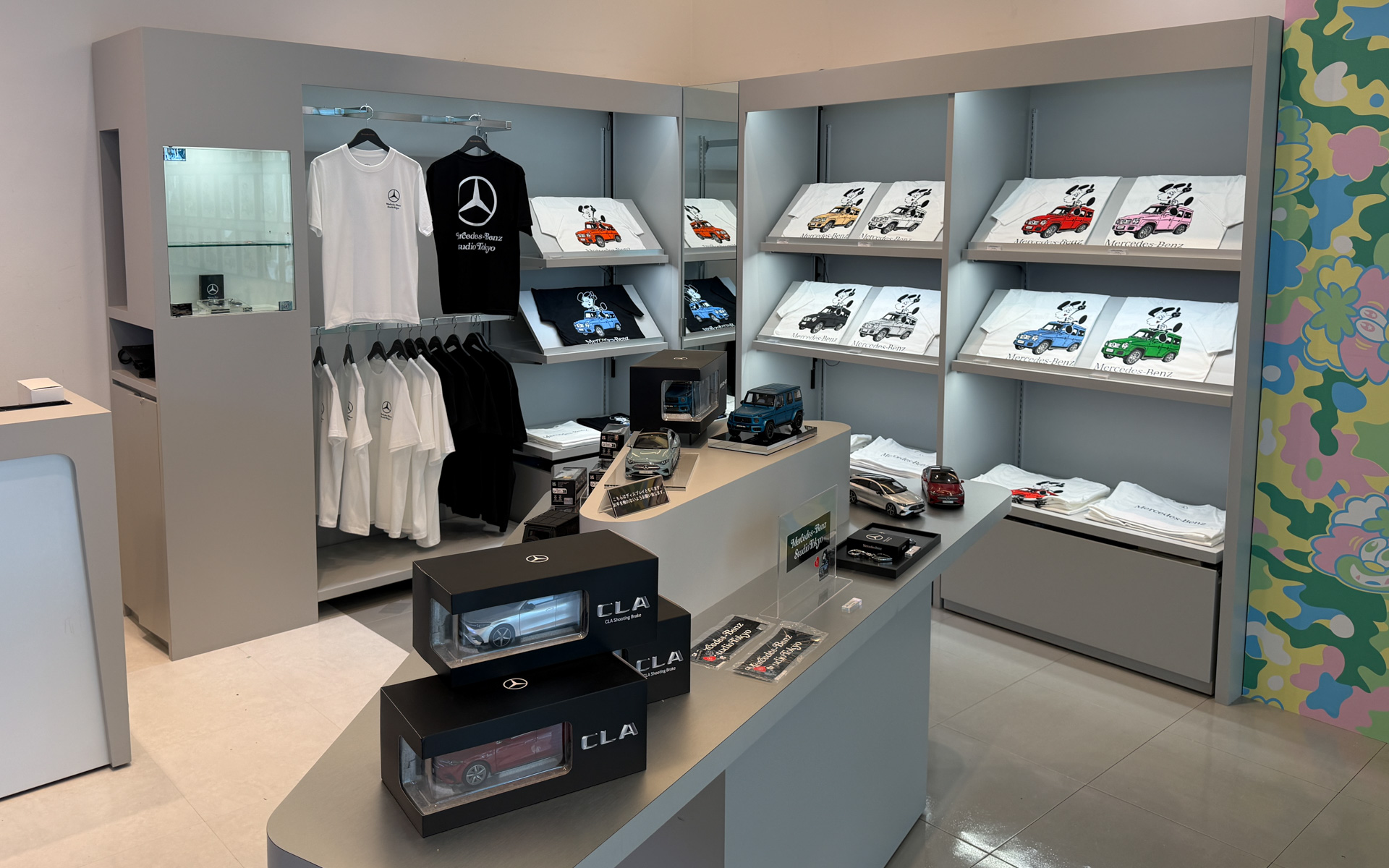 店内には「VICK × G-Class」のグラフィックが映える多彩なカラーバリエーションのTシャツが並ぶ