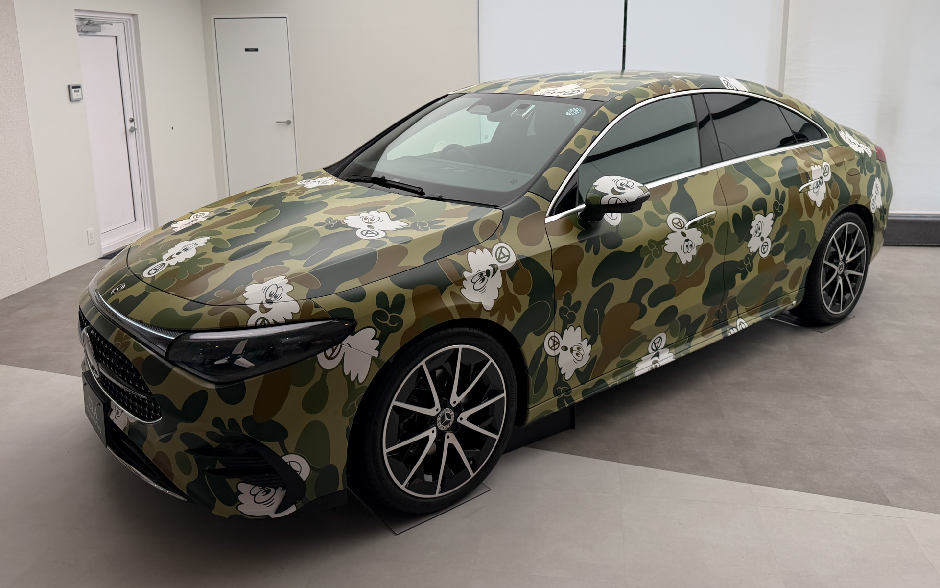 人気キャラクターの「VICK」とオリジナルの迷彩柄を全身に纏った新型「CLA」のアートカー
