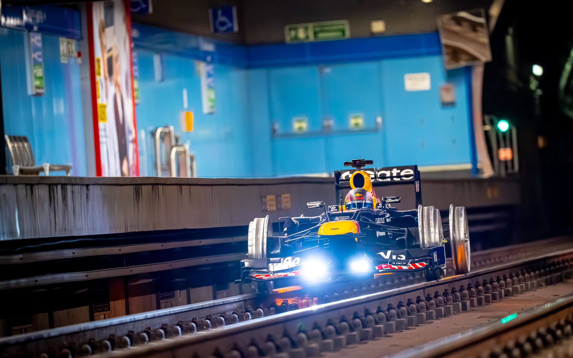 マドリード・メトロの線路上を走行するオラクル・レッドブル・レーシングのF1マシン「RB8」