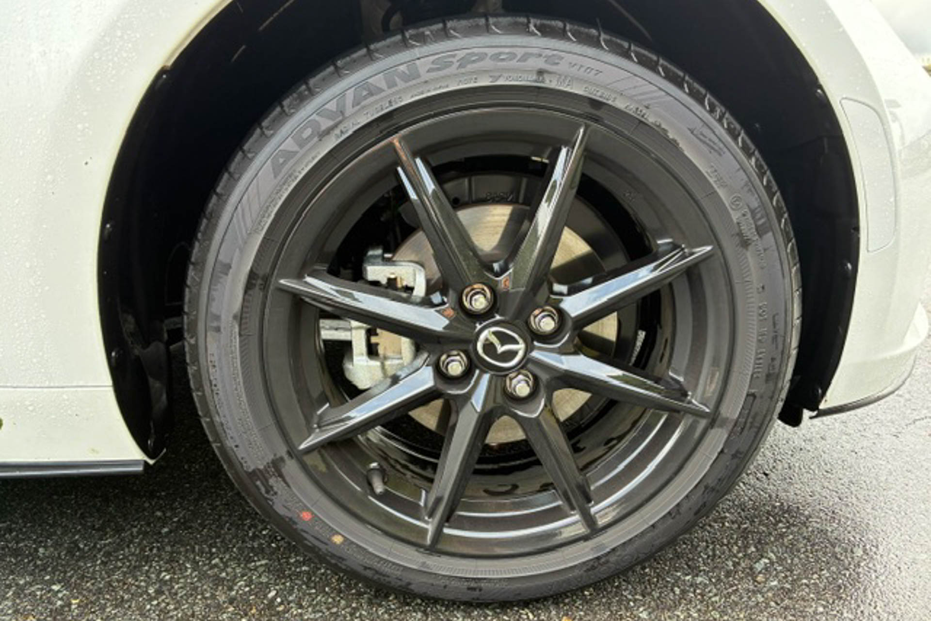 Sの片持ちブレーキ。軽量でバネ下が軽くなるメリットもあり、オーソドックスだがパワーと重量のバランスがちょうどいい