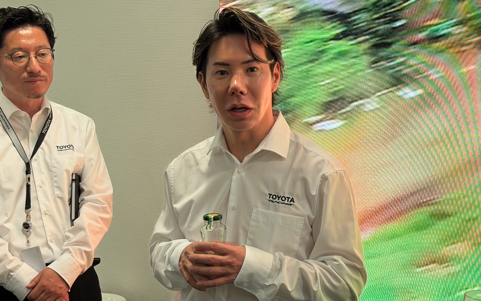 前戦の雪辱について語る小林可夢偉選手兼チーム代表。ル・マンで優勝したTR010は富士にも向いているという。この日のトヨタレーシングでは、富士に向けてオイルまわりの新しいパーツを削り出していた