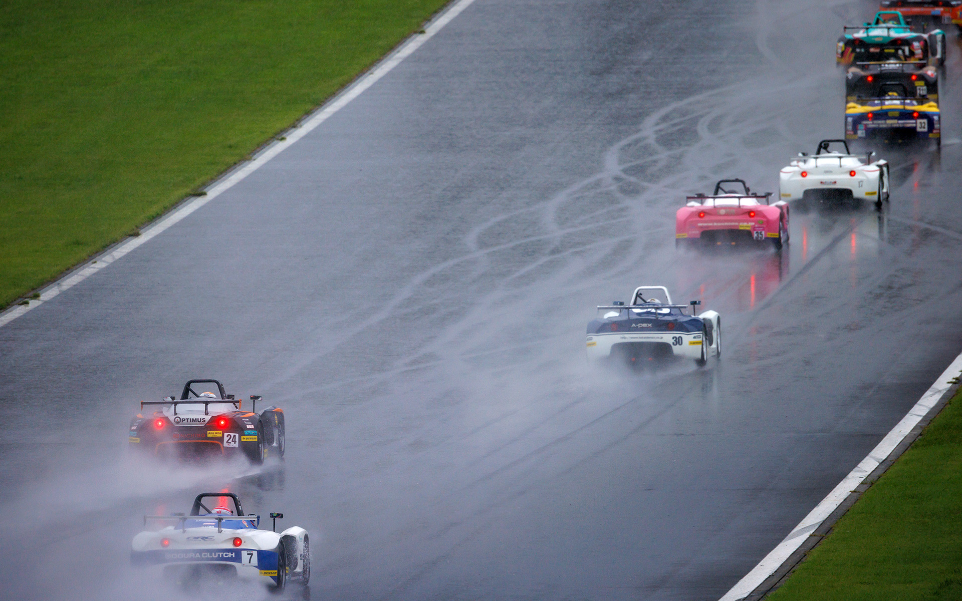 決勝レースでは、路面に川が流れるほどの豪雨