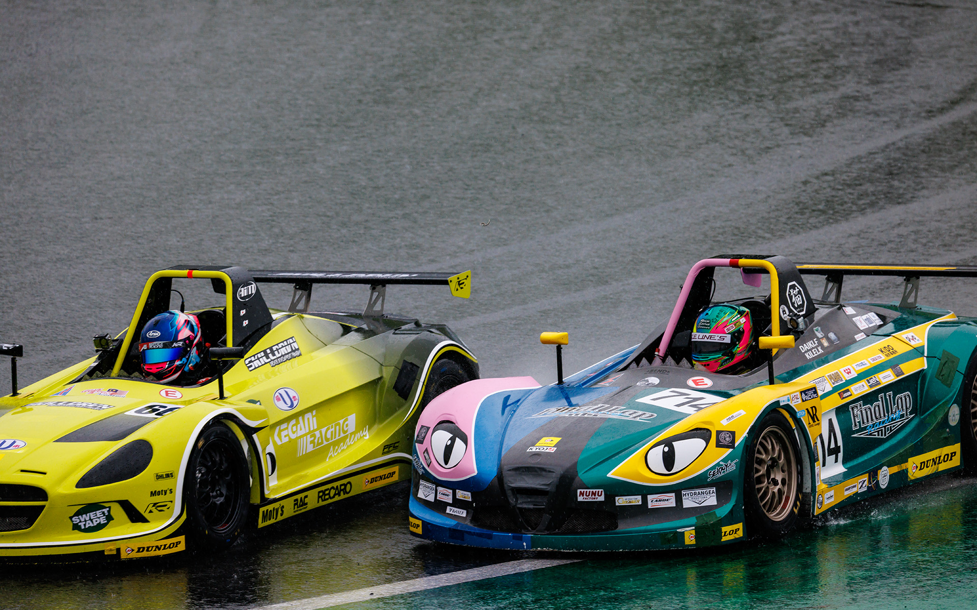 714号車 Final Lap Racing VITAの金本きれい選手（右）と、66号車 SKILL DRVN VITAのLOKE YIN YI選手（左）が激しいバトルを繰り広げていたが、金本選手が先にチェッカーを受けた