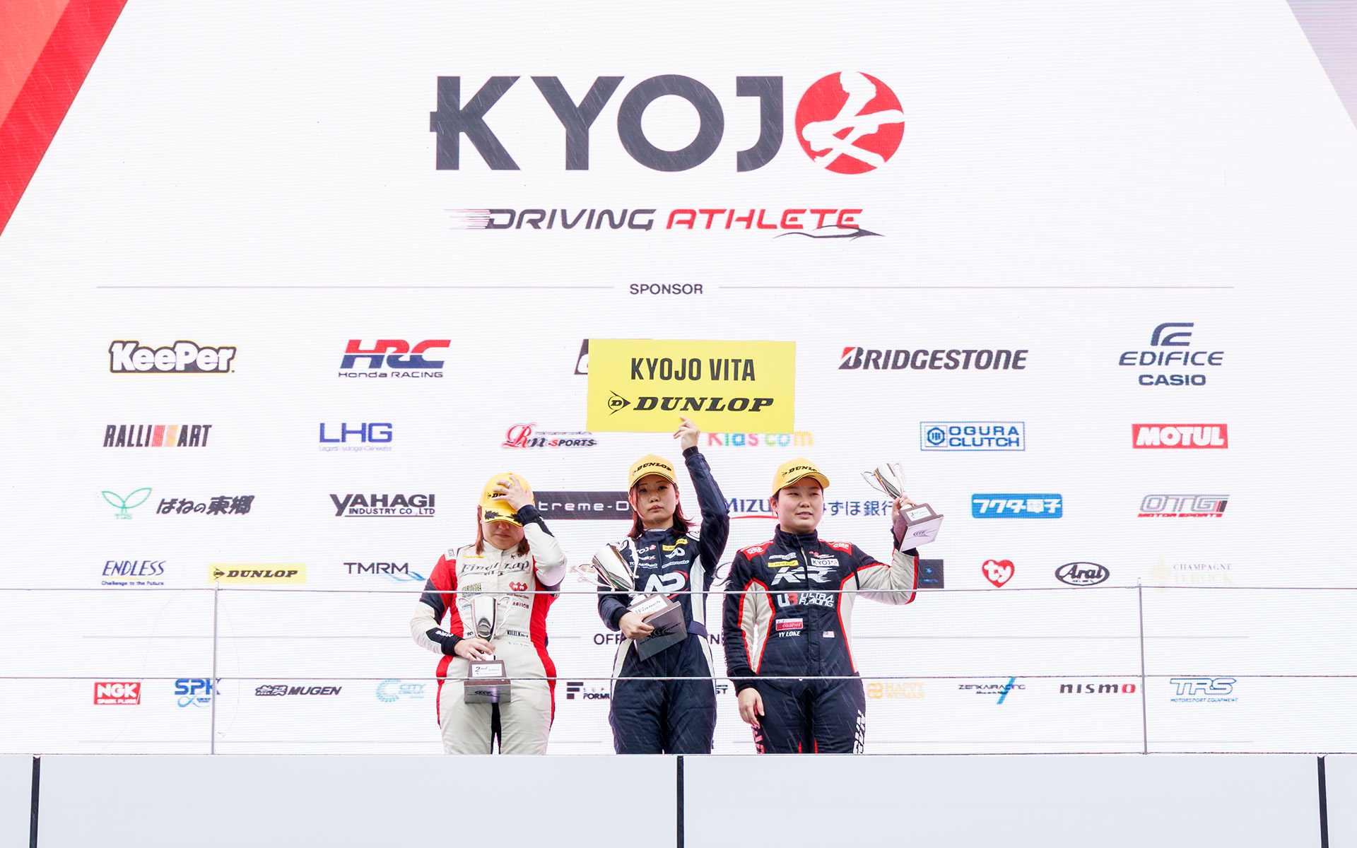第2戦は、31号車 A-PEX☆VITAの永井歩夢選手が優勝（中）、2位は悔しさが隠せなかった714号車 Final Lap Racing VITAの金本きれい選手（左）、3位は66号車 SKILL DRVN VITAのLOKE YIN YI選手（右）