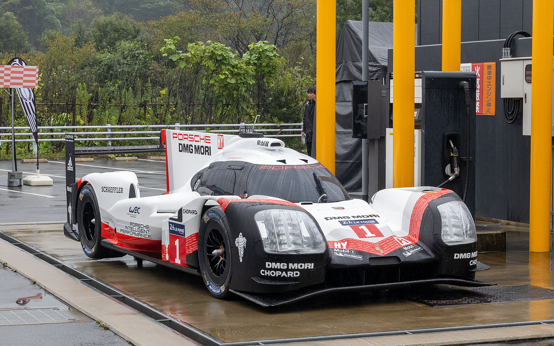 919ハイブリッドが屋外に置かれていた