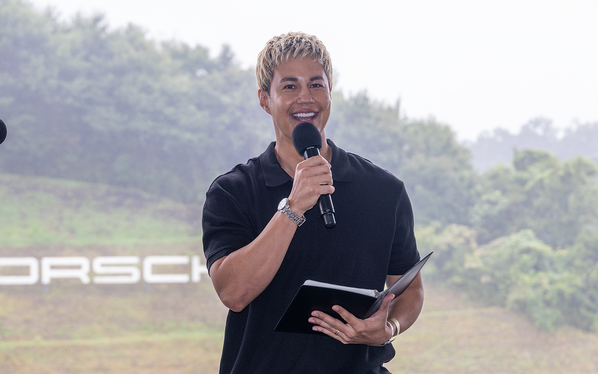 ステージイベントの進行は、タレントのユージさんと英美里さんが担当。ユージさんは数台のポルシェを乗り継いでいて、現在は911 GT3のオーナー