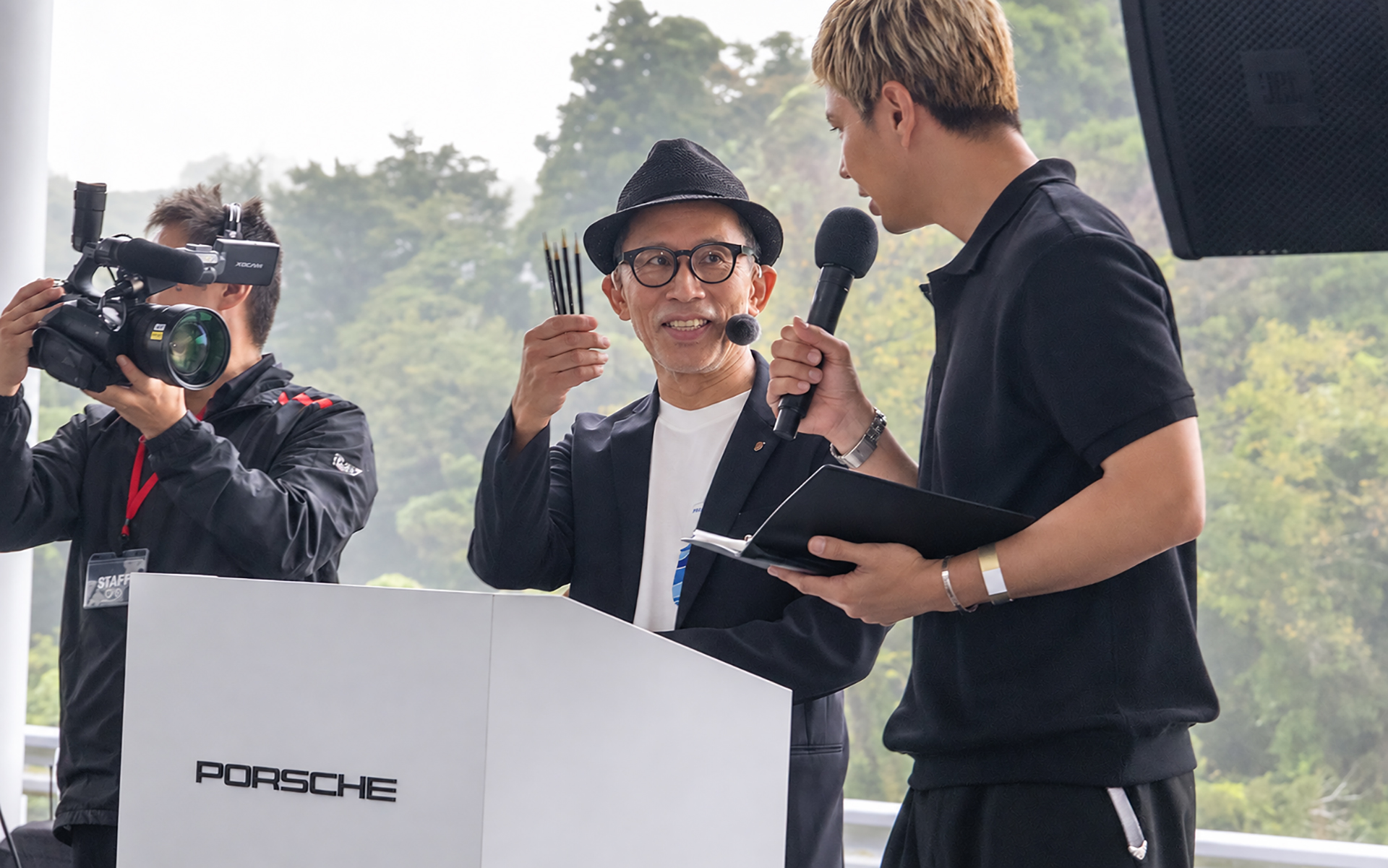 後半は山下氏によるライブスケッチパフォーマンスが披露された。デザインにもデジタル機器を使う時代だが、初期のスケッチでは色鉛筆を好んで使用しているとのこと