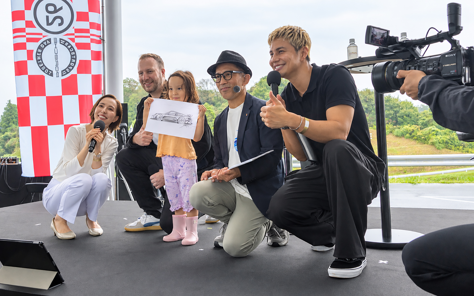 仕上がったデザインスケッチはじゃんけん大会で来場者に渡されることになった。そして勝ったのがなんと写真の女の子