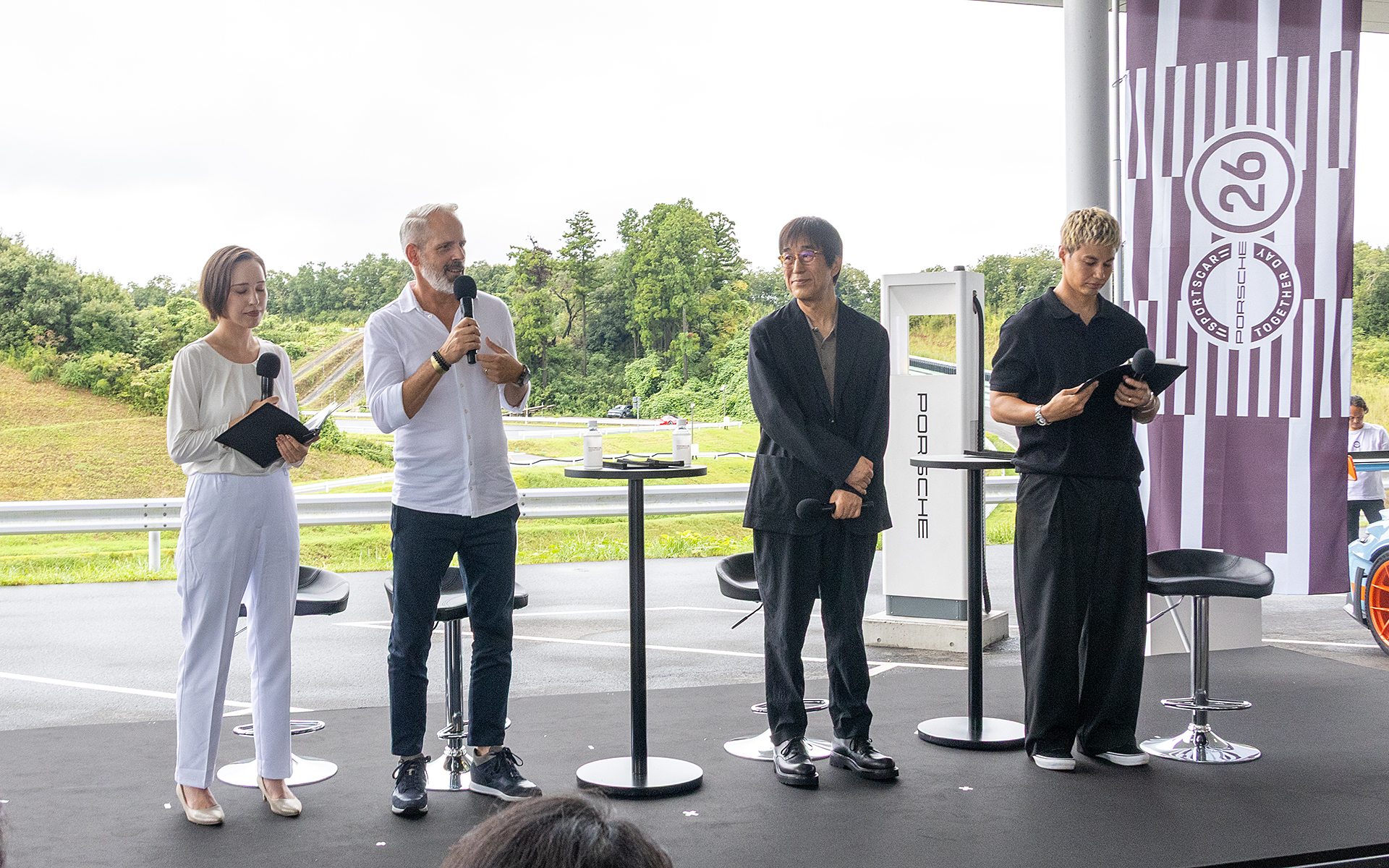 ステージイベントの最後は911の開発責任者であるフランク・モーザー氏と、音楽プロデューサーであり、モータージャーナリストでもある松任谷正隆氏が登壇するトークショー