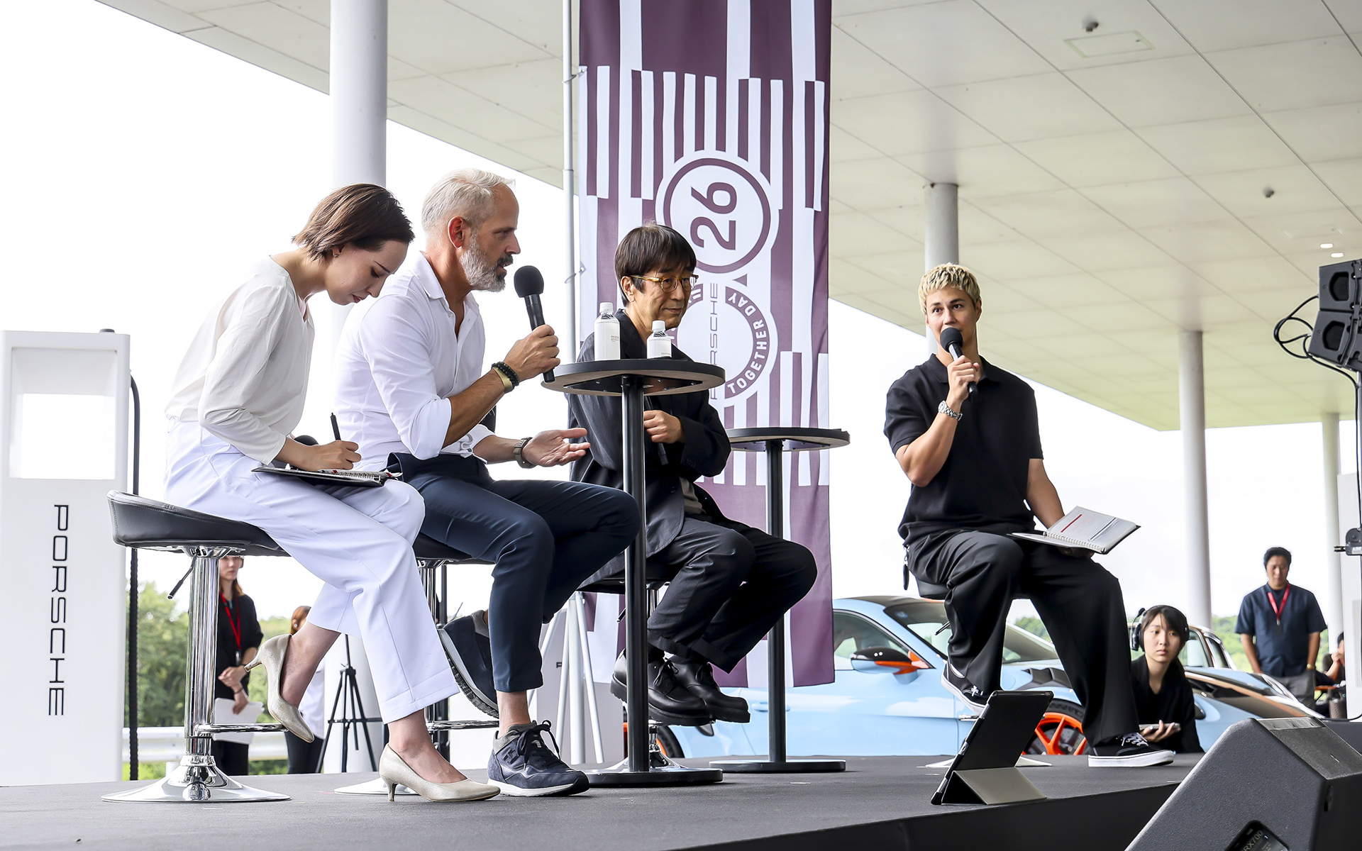 ポルシェ・エクスペリエンスセンター東京でグローバルイベント「Sportscar Together Day」が開催され、911の開発責任者であるフランク・モーザー氏（左から2番目）が来場