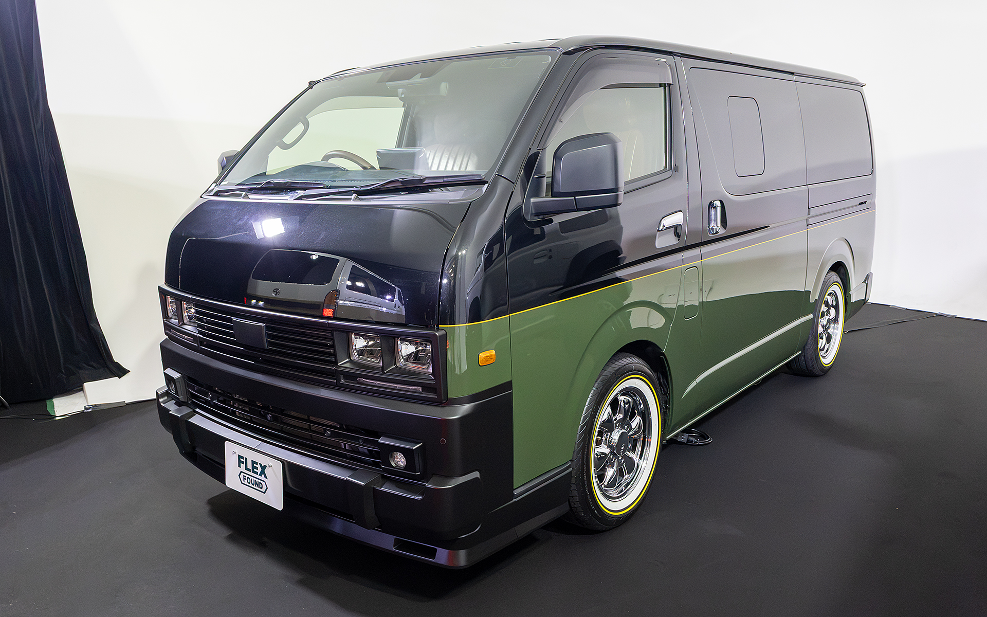 会場にはブラックマイカ＋ダークグリーンの車両も展示。こちらはピンストライプの追加とローダウンもされている