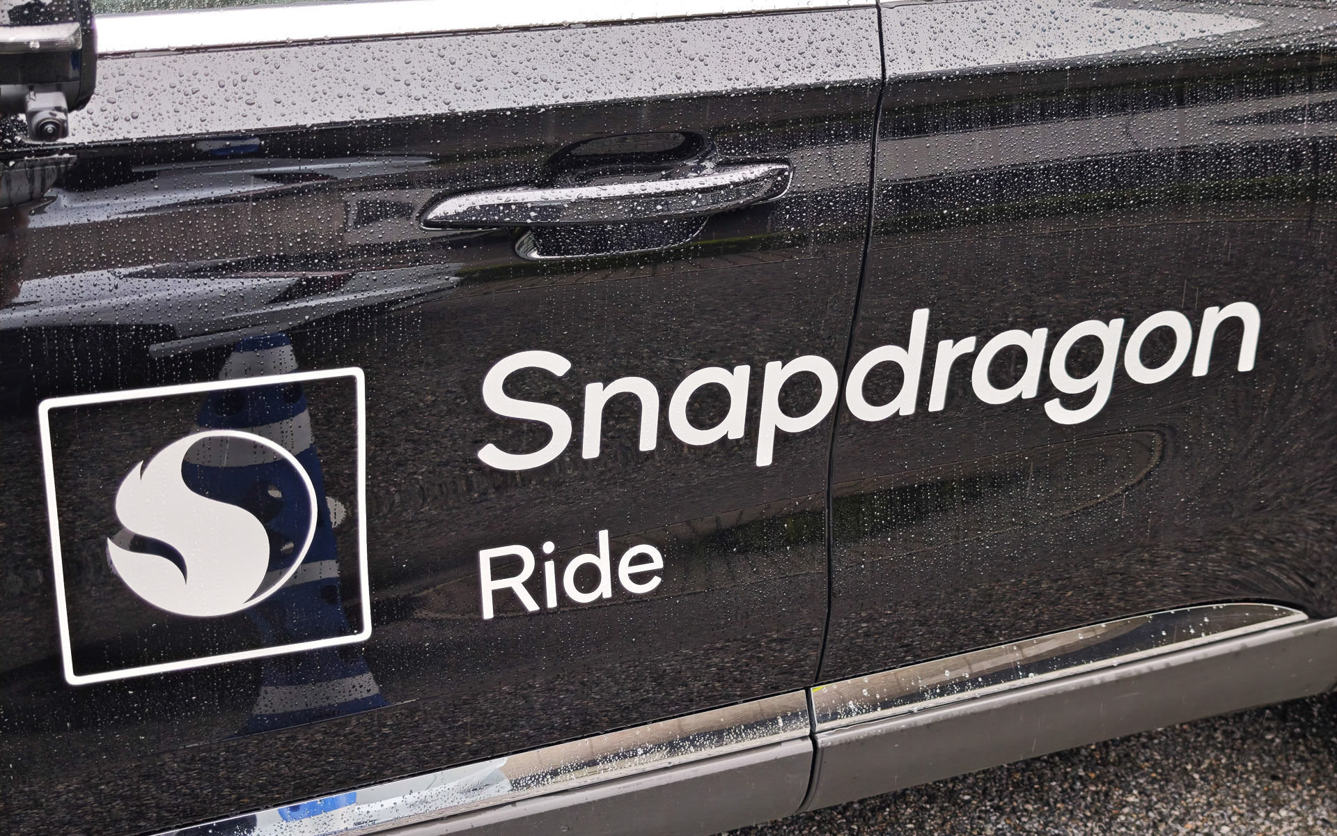 展示車両の側面には「スナップドラゴンライド」のステッカーが貼られていた