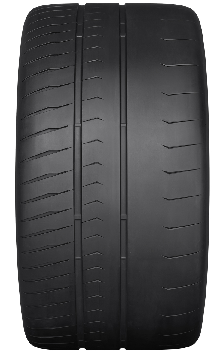 供給サイズは、フロントが265/35 ZR20（左）、リアが345/30 ZR21（右）