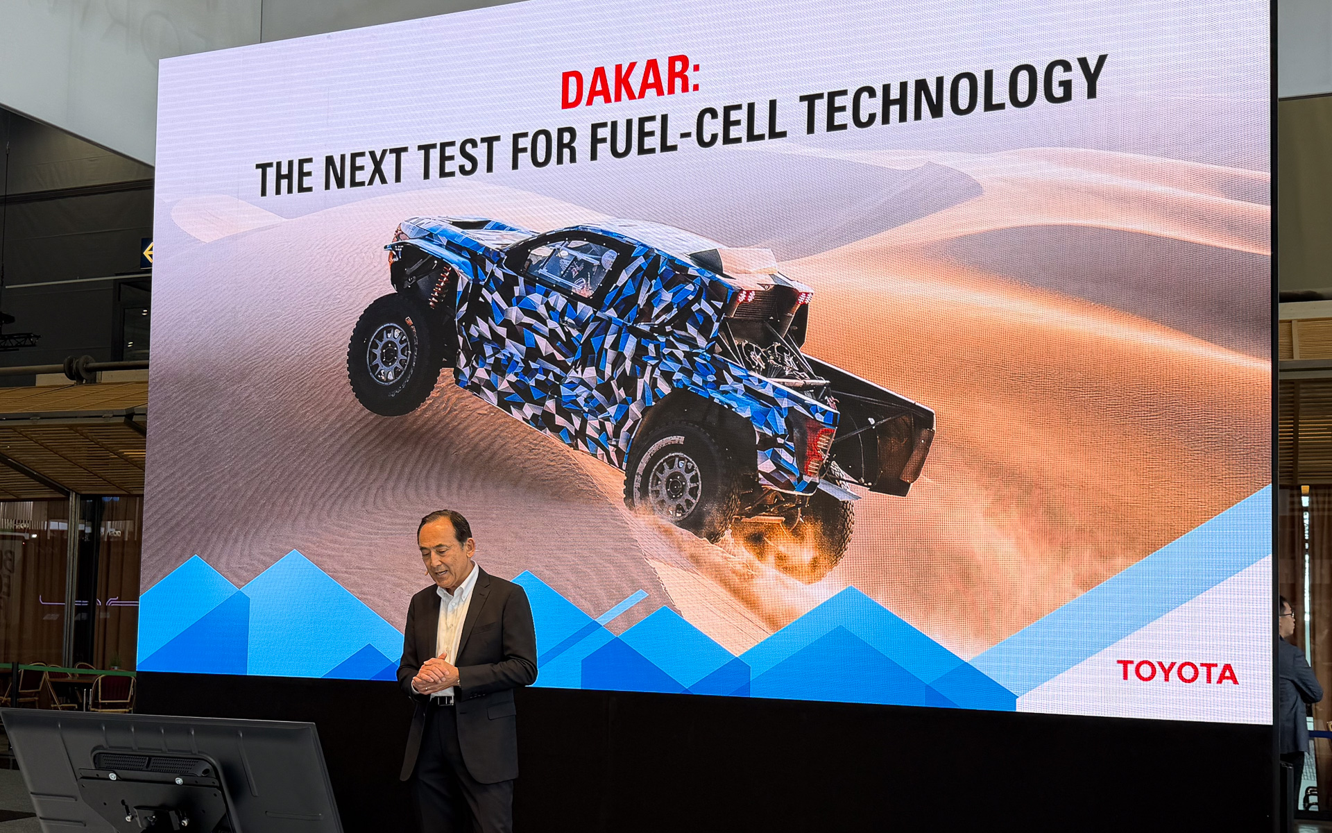 燃料電池車「ハイラックスFCEV」で2027年ダカールラリーのフューチャーミッション1000に挑戦すると発表したトヨタモーターヨーロッパ R&D Executive Vice President 安井慎一氏