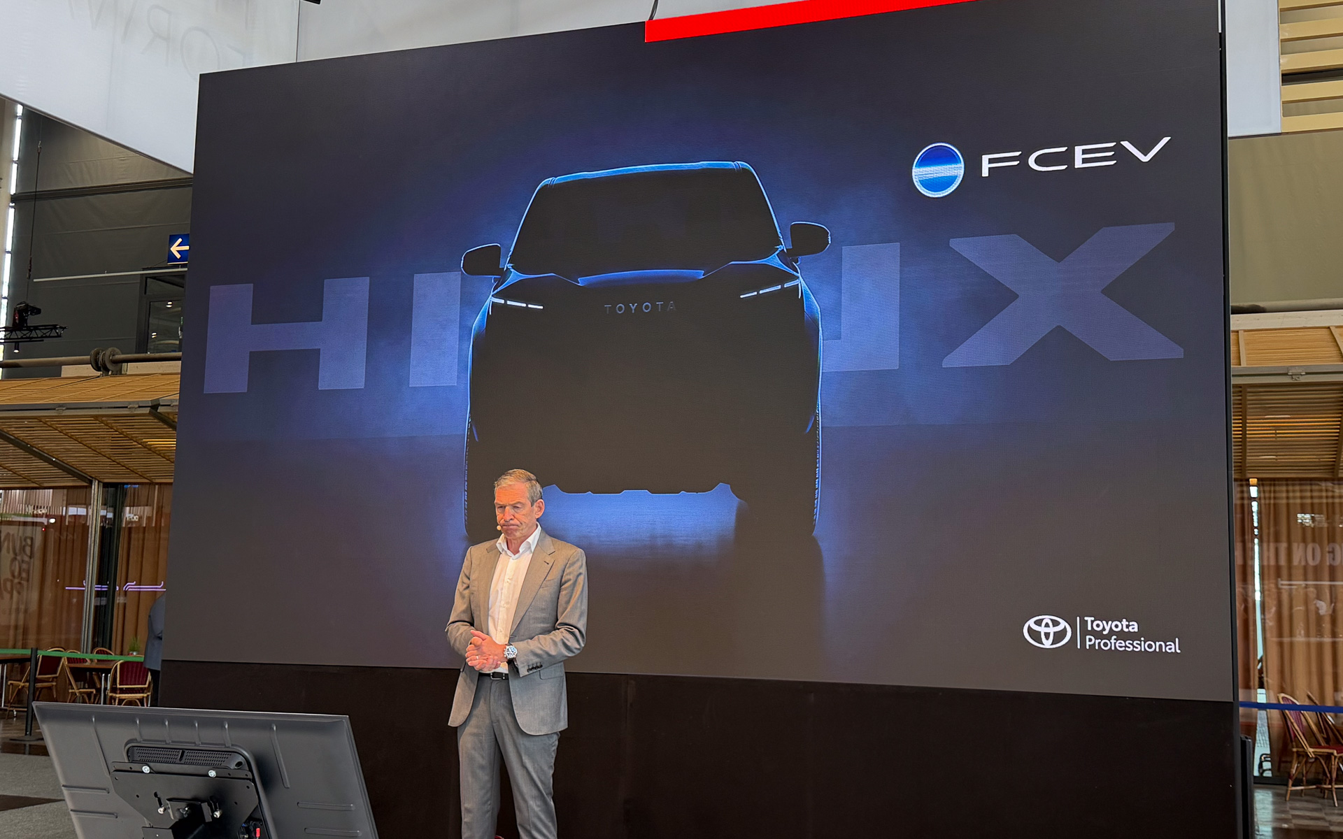 市販版の燃料電池車「ハイラックスFCEV」の正面シルエット