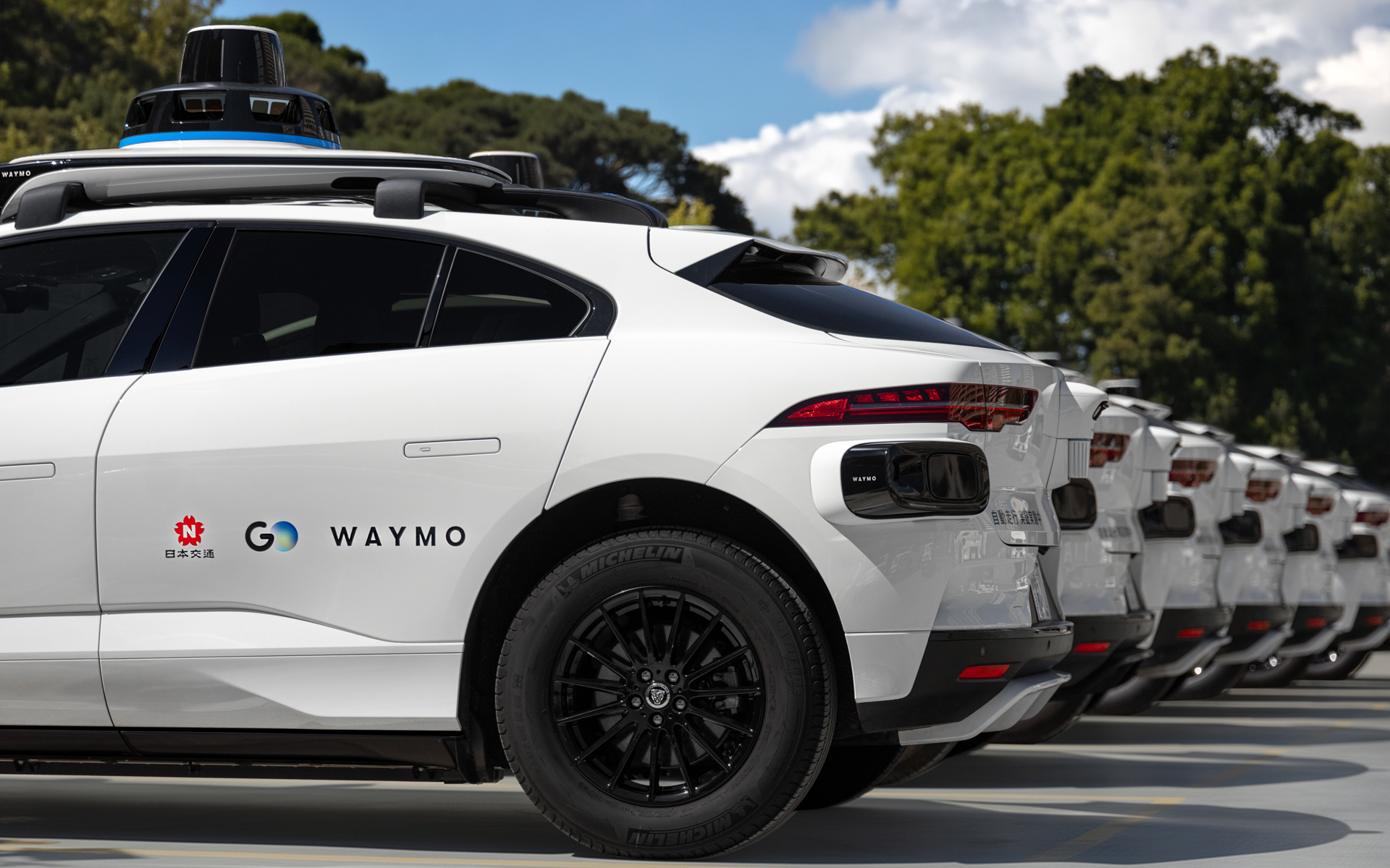 すでに都内では数十台のWaymo車両が走行している