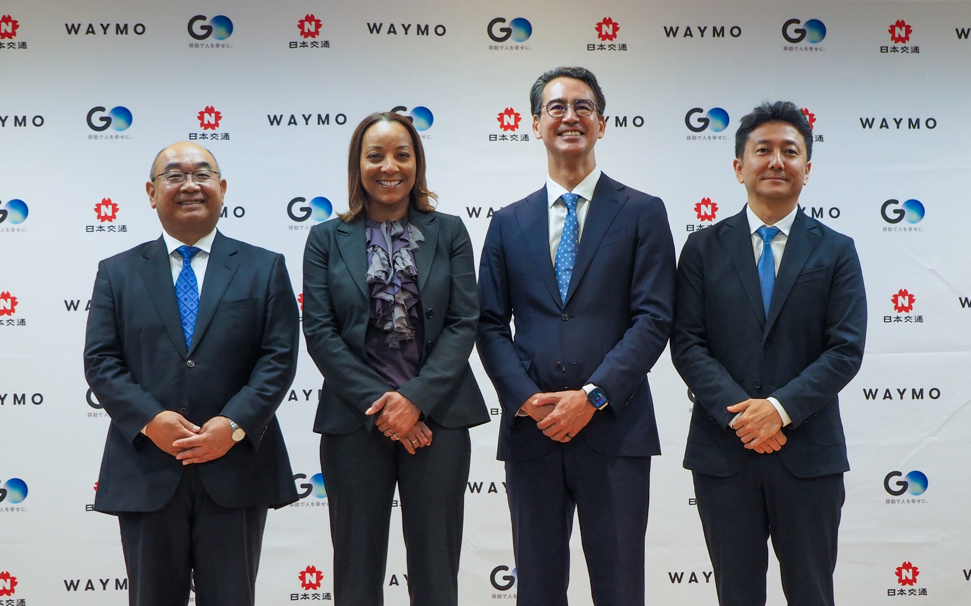 左から日本交通株式会社 代表取締役社長 若林泰治氏、Waymo共同CEO テキドラ・マワカナ氏、一般社団法人 全国ハイヤー・タクシー連合会 会長（日本交通株式会社 取締役/GO 株式会社 代表取締役会長）川鍋一朗氏、GO株式会社 代表取締役社長 中島宏氏